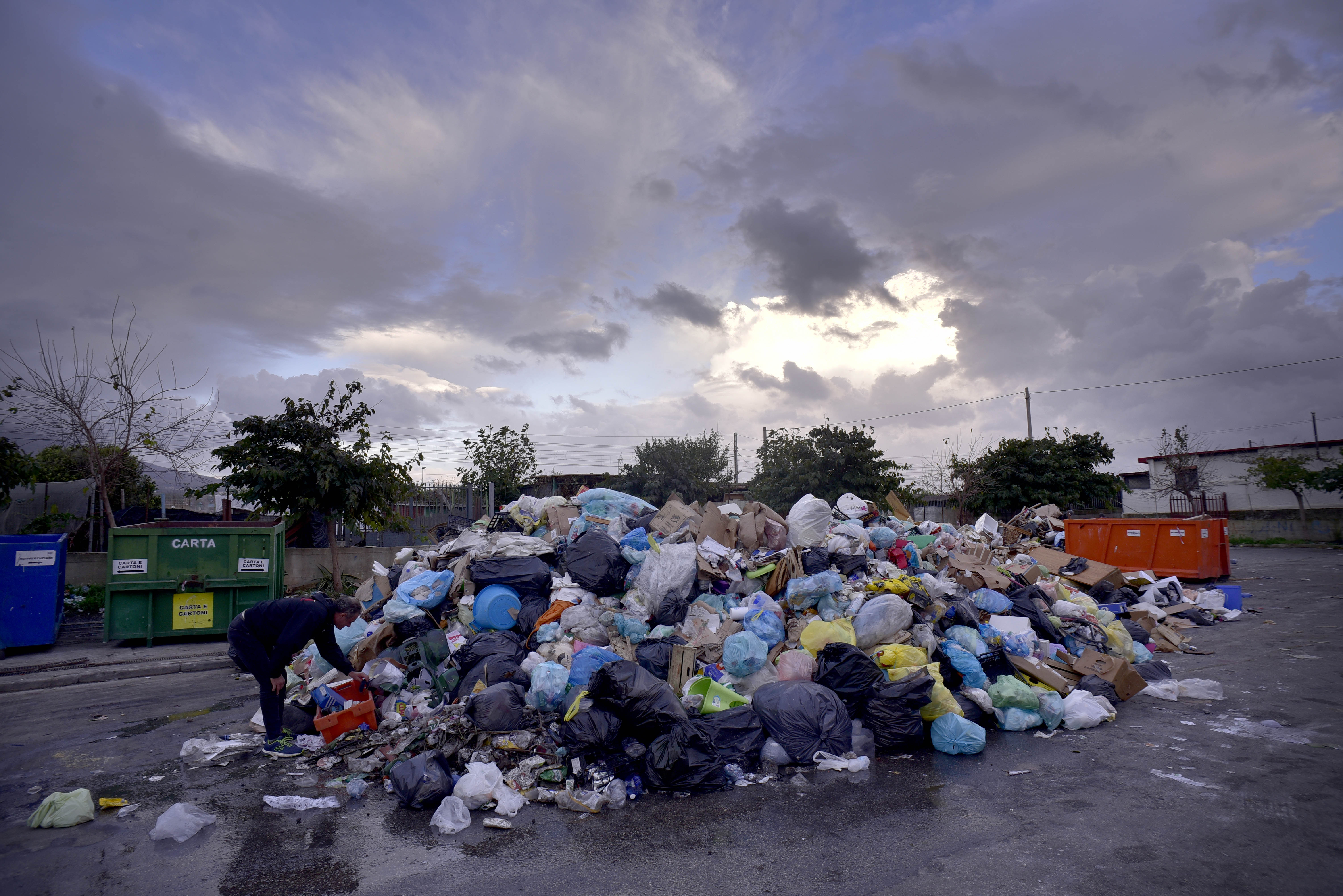 Foto LaPresse - Alessandro Pone
20 novembre, Napoli (Italia)
Cronaca
Reportage nella Terra dei Fuochi. In crisi la raccolta differenziata dei rifiuti a Torre del Greco. In foto cumuli di spazzatura in strada e nelle piazzolle ecologiche.

Photo Lapresse Alessandro Pone
20 november, Napoli
Reportage in the Land of Fires. The collection of waste at Torre del Greco is in crisis. In photos heaps of trash in the street and in the ecological squares.