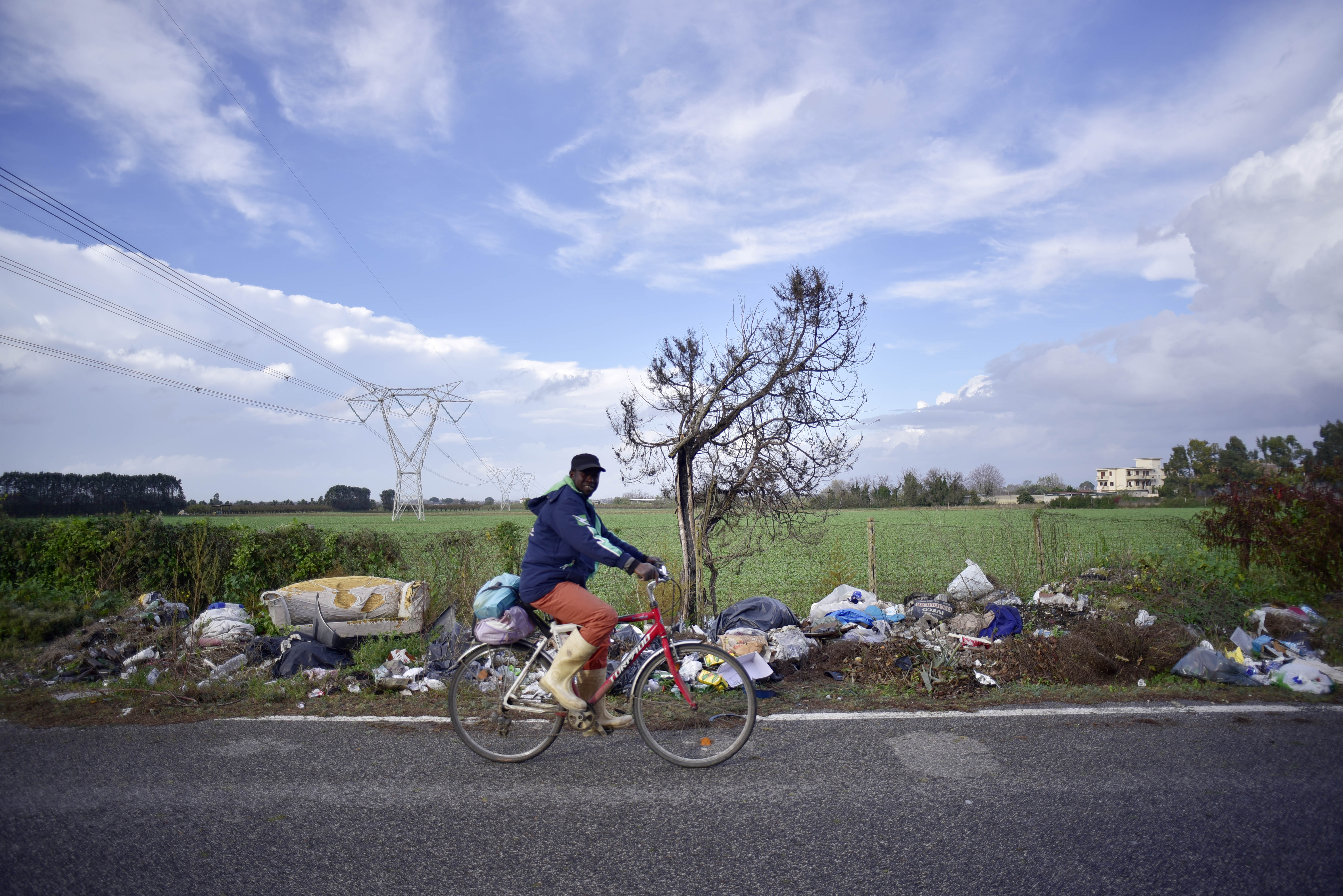 Foto LaPresse - Alessandro Pone
20 novembre, Napoli (Italia)
Cronaca
Reportage nella Terra dei Fuochi. In foto rifiuti ammassati sul ciglio della strada a Giugliano.

Photo Lapresse Alessandro Pone
20 november, Napoli
Reportage in the Land of Fires. In photo rubbish massed on the side of the road in Giugliano.