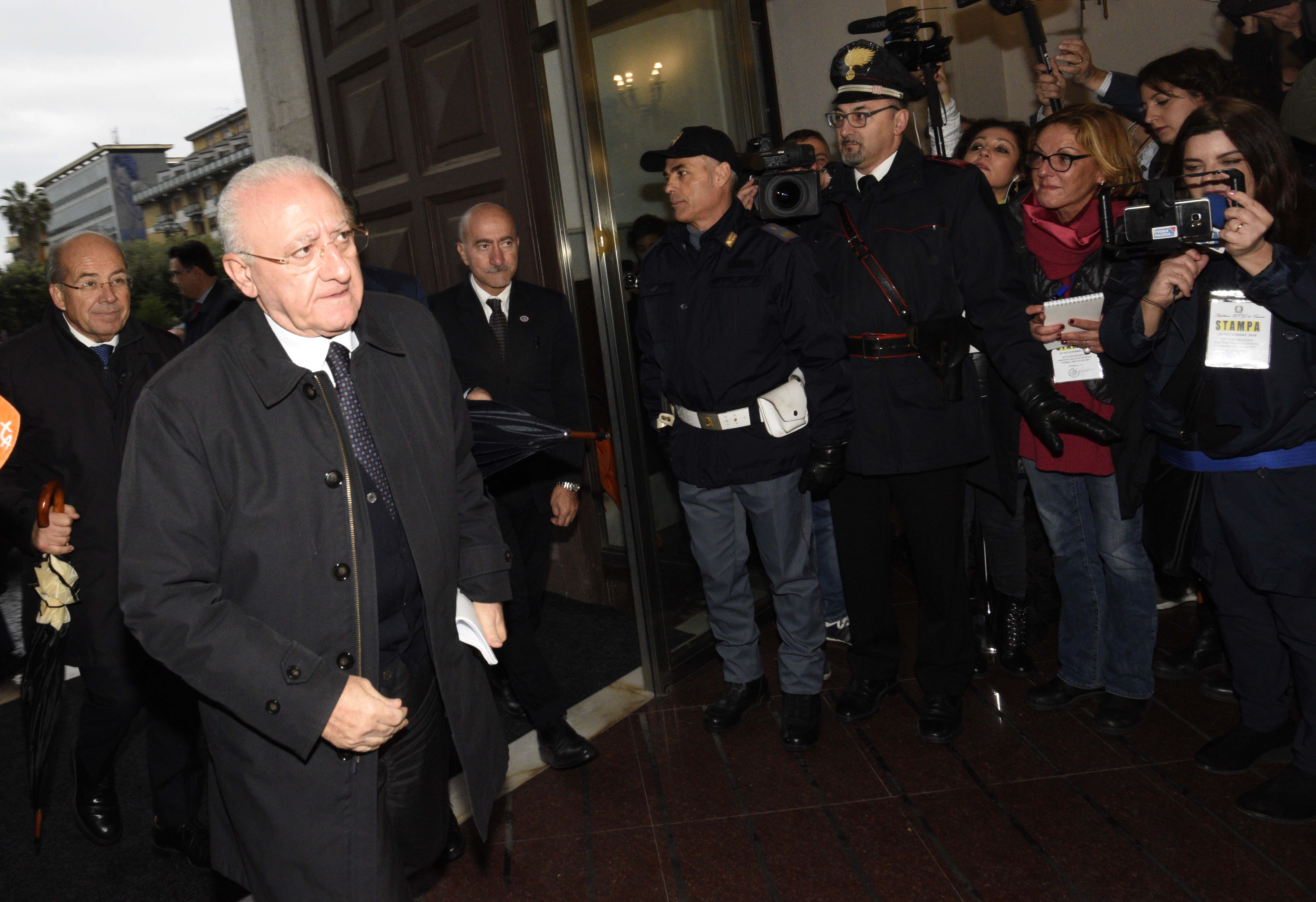 Foto Stefano Cavicchi/LaPresse
19/11/2018 Caserta / CE
Politica
Rifiuti, governo firma il protocollo per la Terra dei fuochiNella foto: Vincenzo De Luca