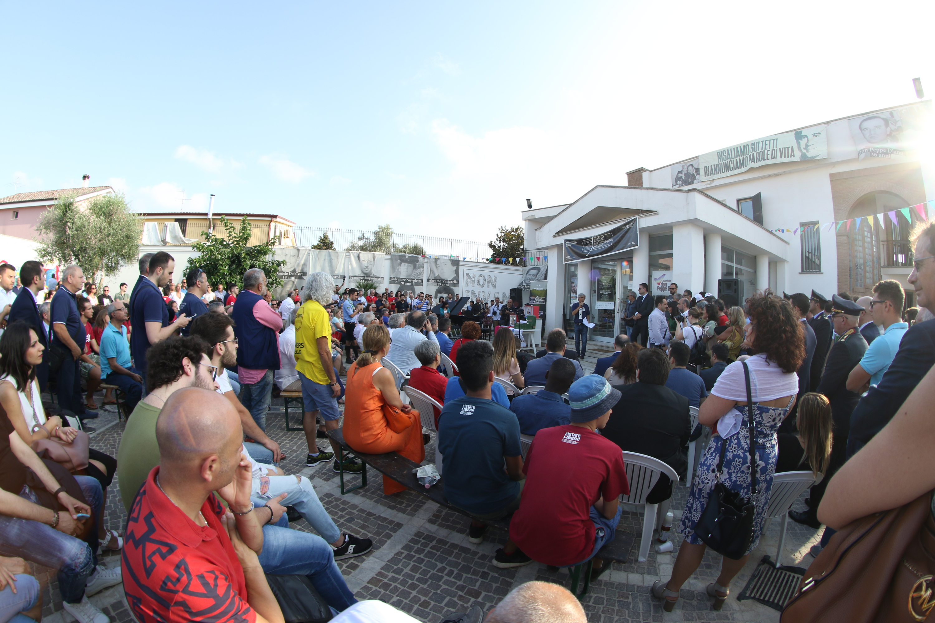 Foto Fabio Sasso - LaPresse 
04-07-2018 - Casal di Principe - Caserta 
cronaca 
Premiazione del premio don peppe diana per  presentare il decreto legge per la terra dei fuochi
Nella Foto:  la piazza gremita di gente