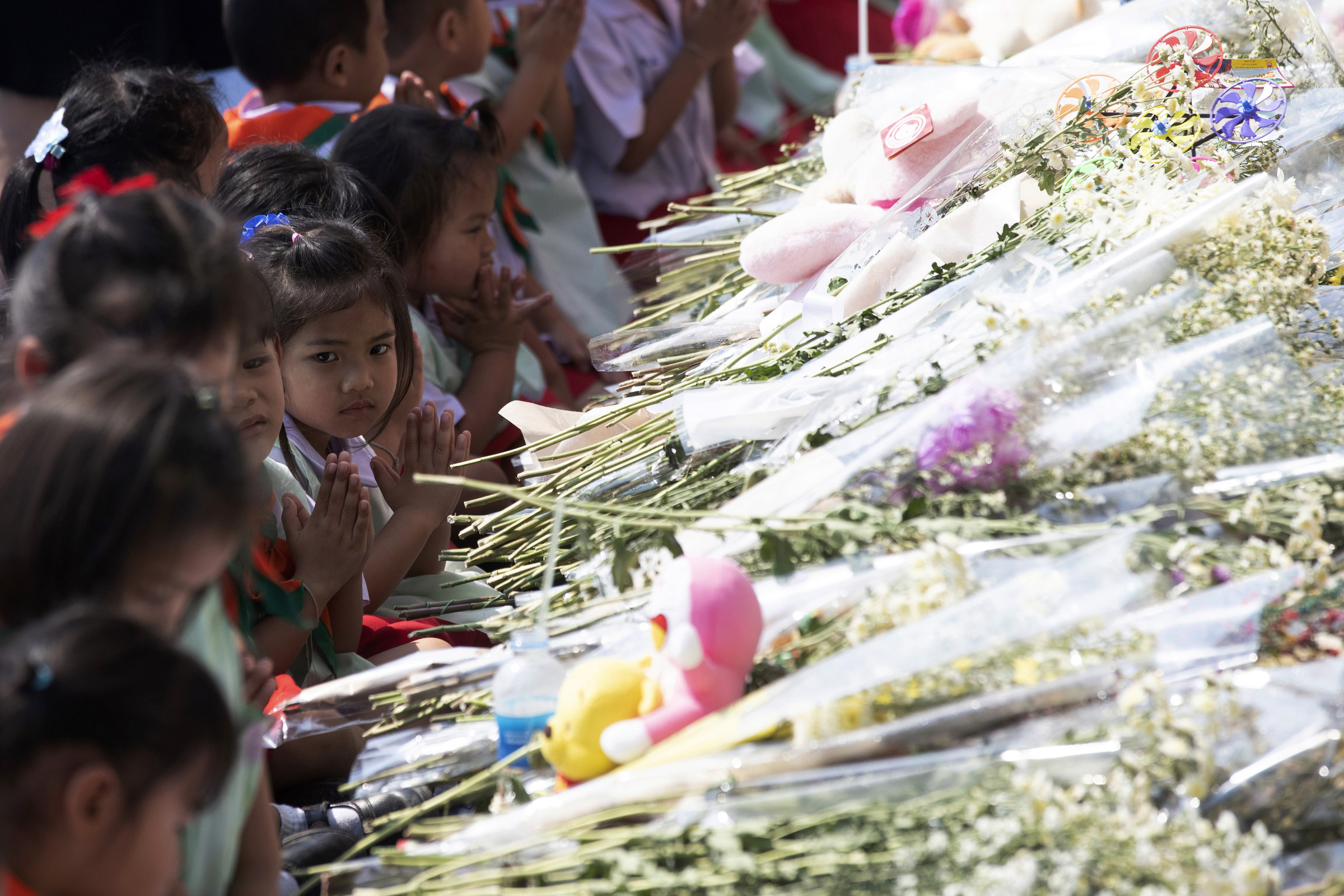 Thailandia, Sparatoria centro commerciale a Korat si ricordano le vittimeThailandia, Sparatoria centro commerciale; si ricordano le vittime (AP Photo/Sakchai Lalit)