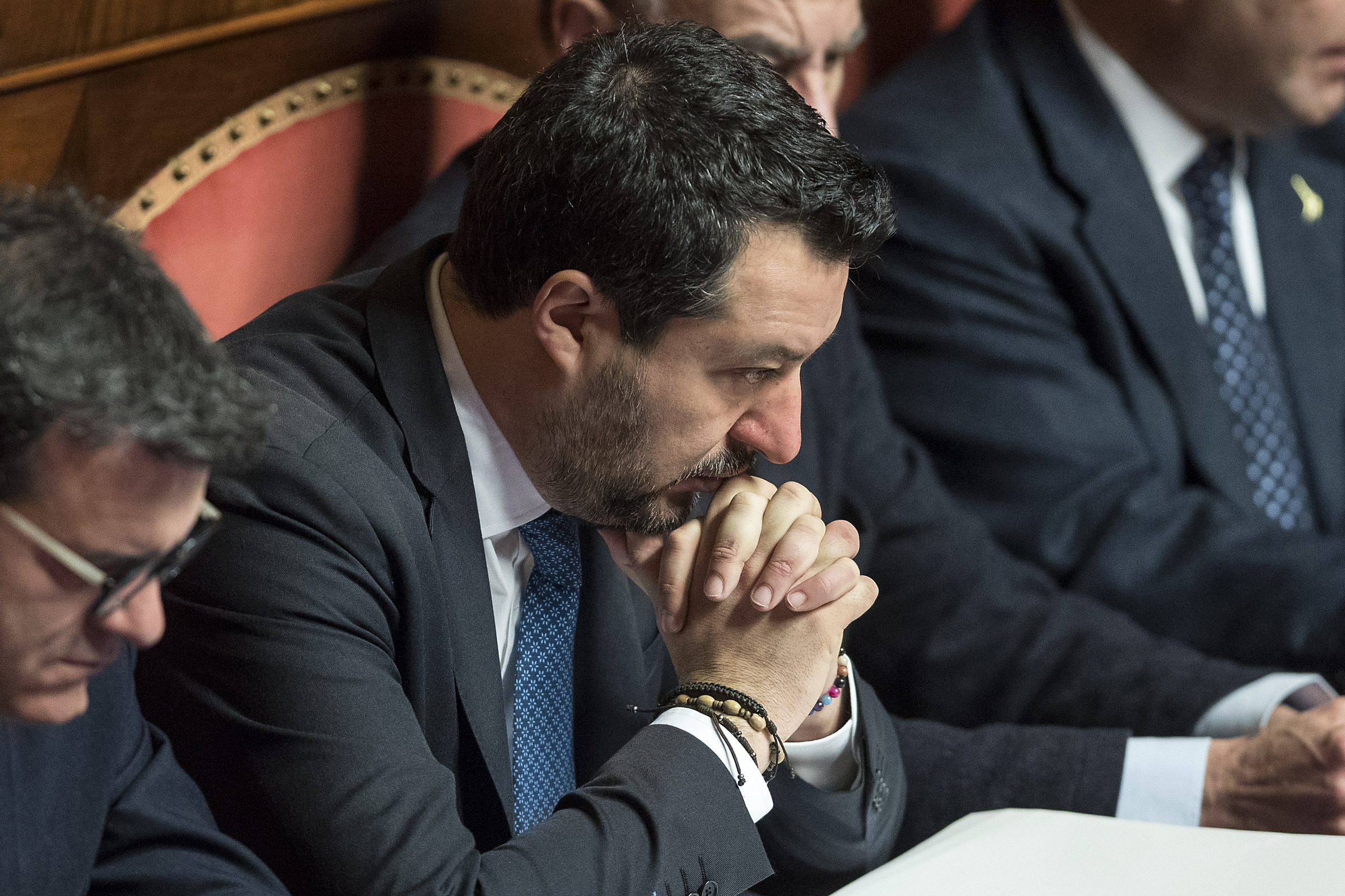 Matteo Salvini in attesa del voto al Senato (Foto Roberto Monaldo / LaPresse)