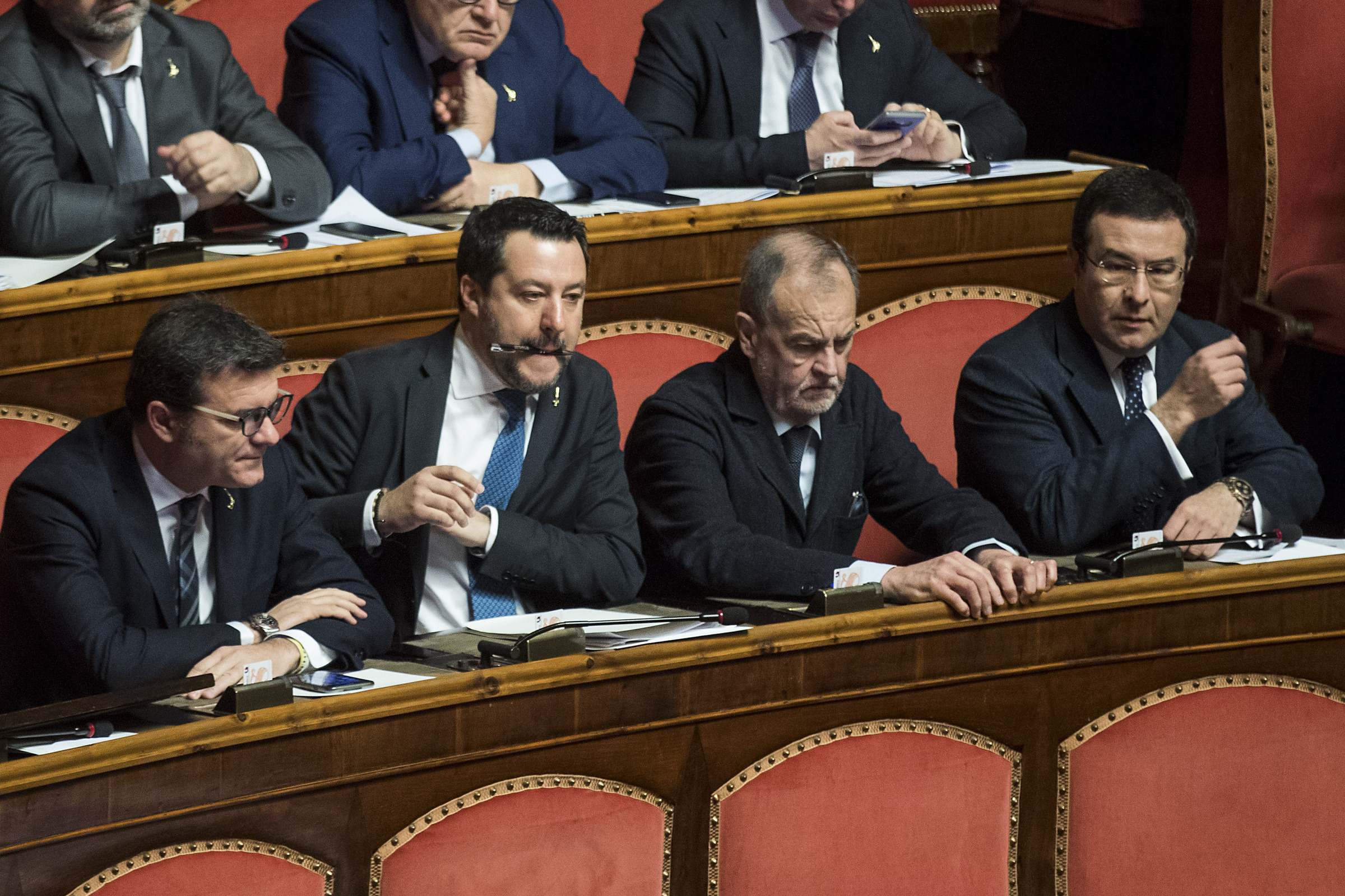 Matteo Salvini in attesa del voto al Senato (Foto Roberto Monaldo / LaPresse)