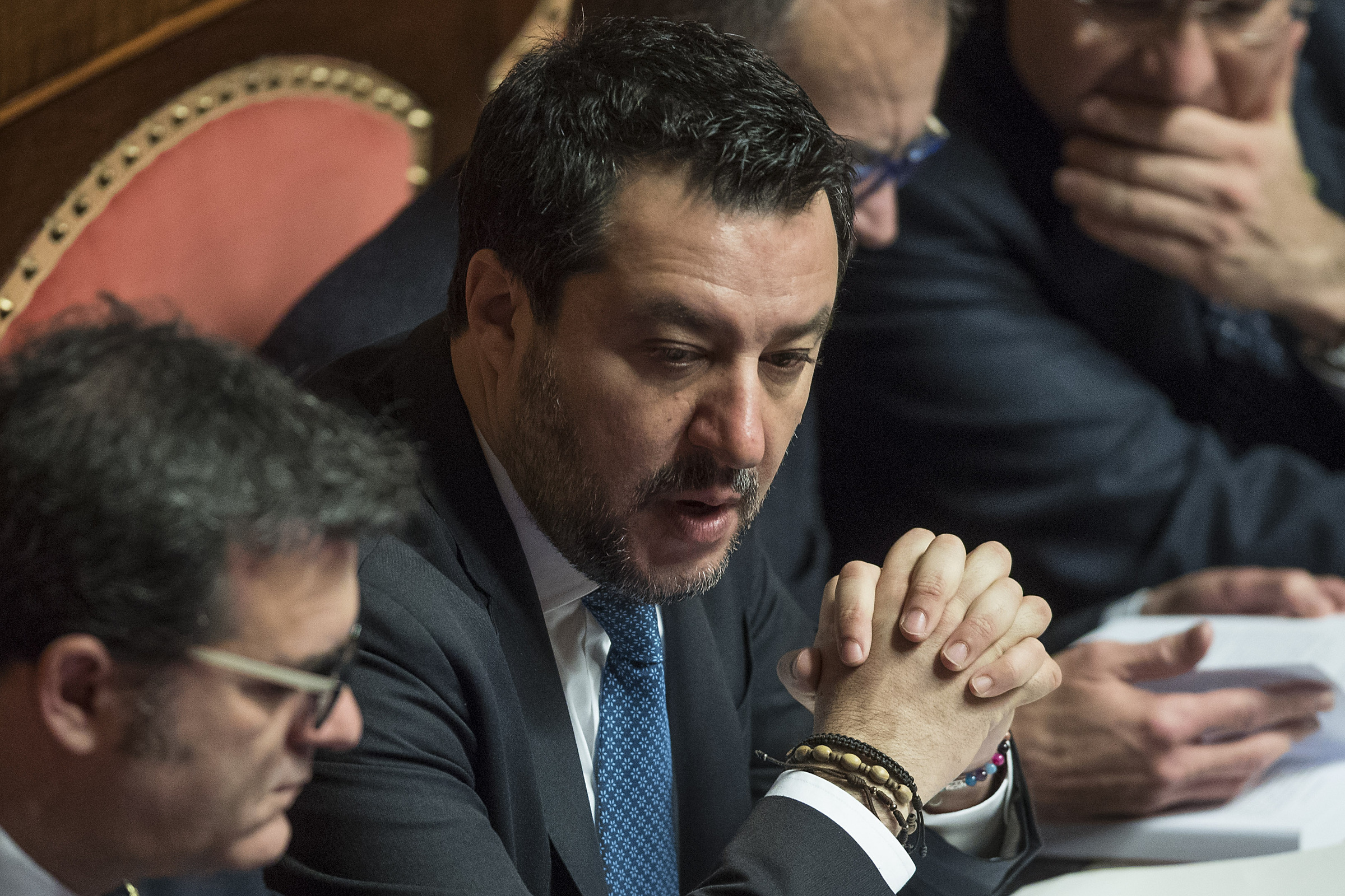 Matteo Salvini in attesa del voto al Senato (Foto Roberto Monaldo / LaPresse)