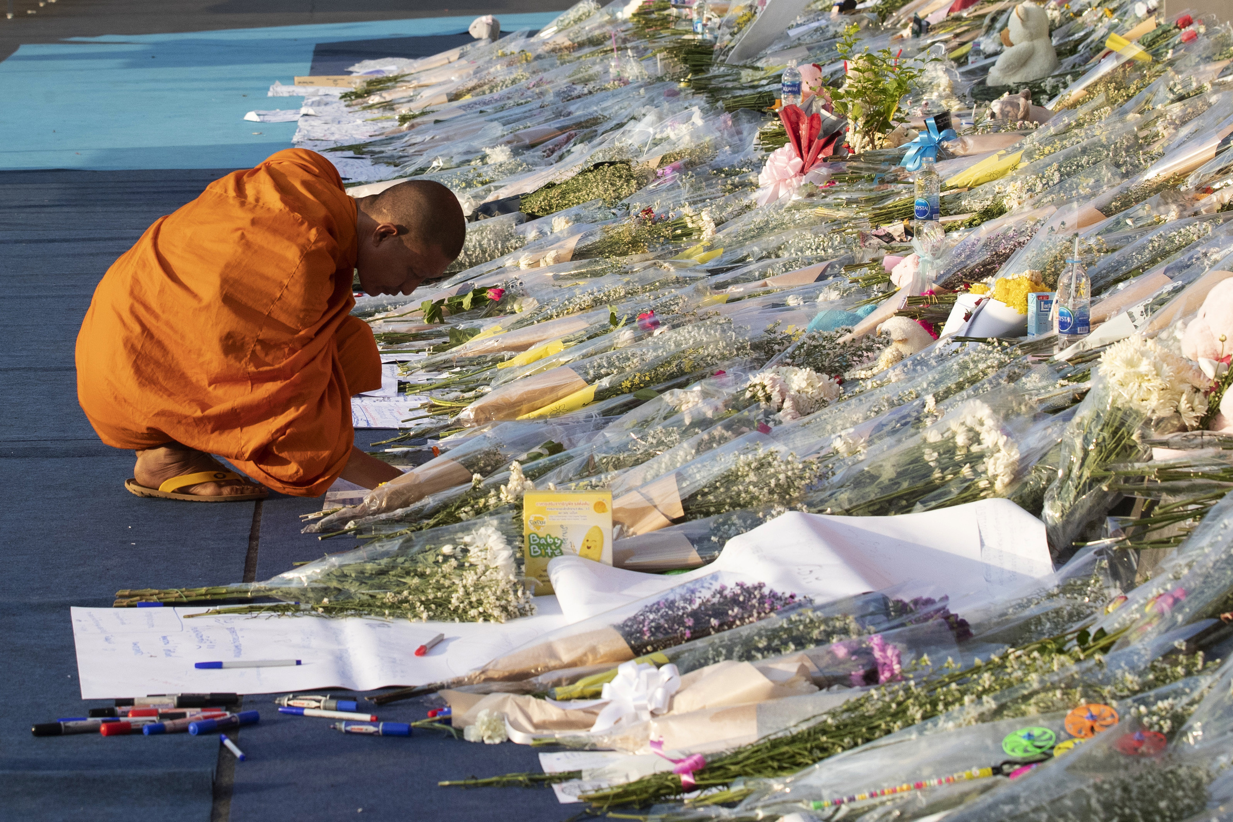 Thailandia, Sparatoria centro commerciale a Korat si ricordano le vittimeThailandia, Sparatoria centro commerciale; si ricordano le vittime (AP Photo/Sakchai Lalit)