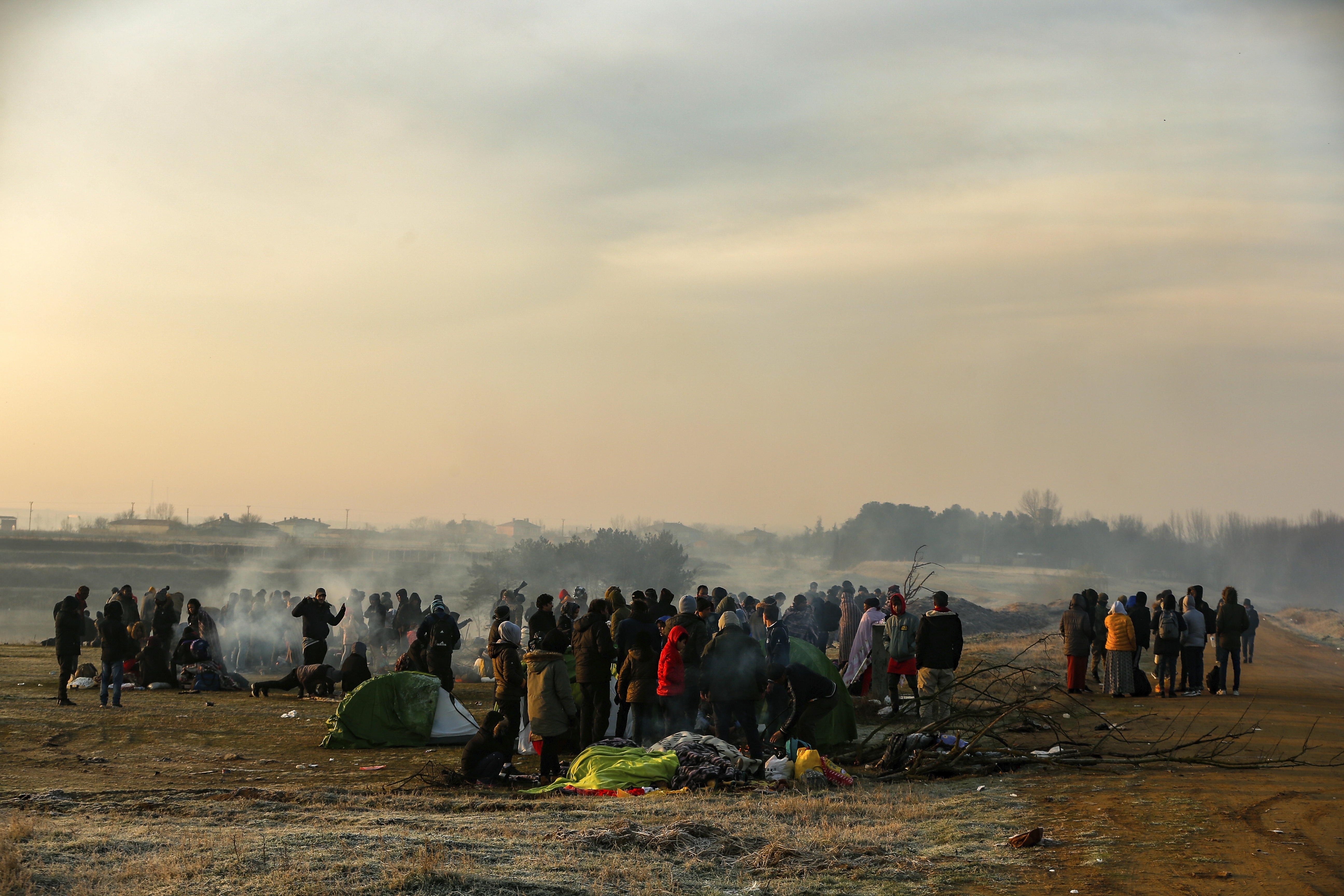 Migranti, migliaia in arrivo al confine fra Grecia e Turchia (AP Photo/Emrah Gurel)