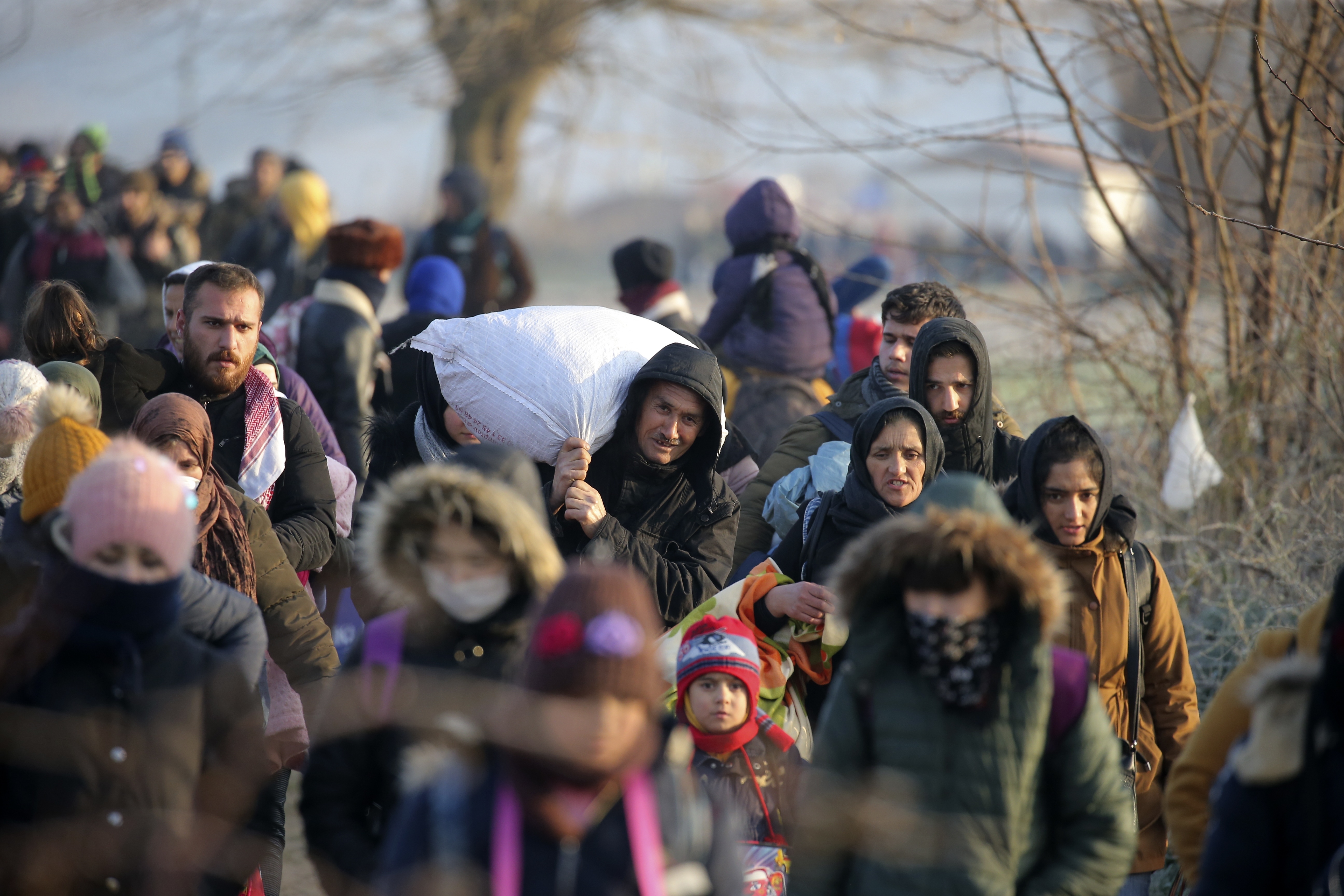 Migranti, migliaia in arrivo al confine fra Grecia e Turchia (AP Photo/Emre Tazegul)