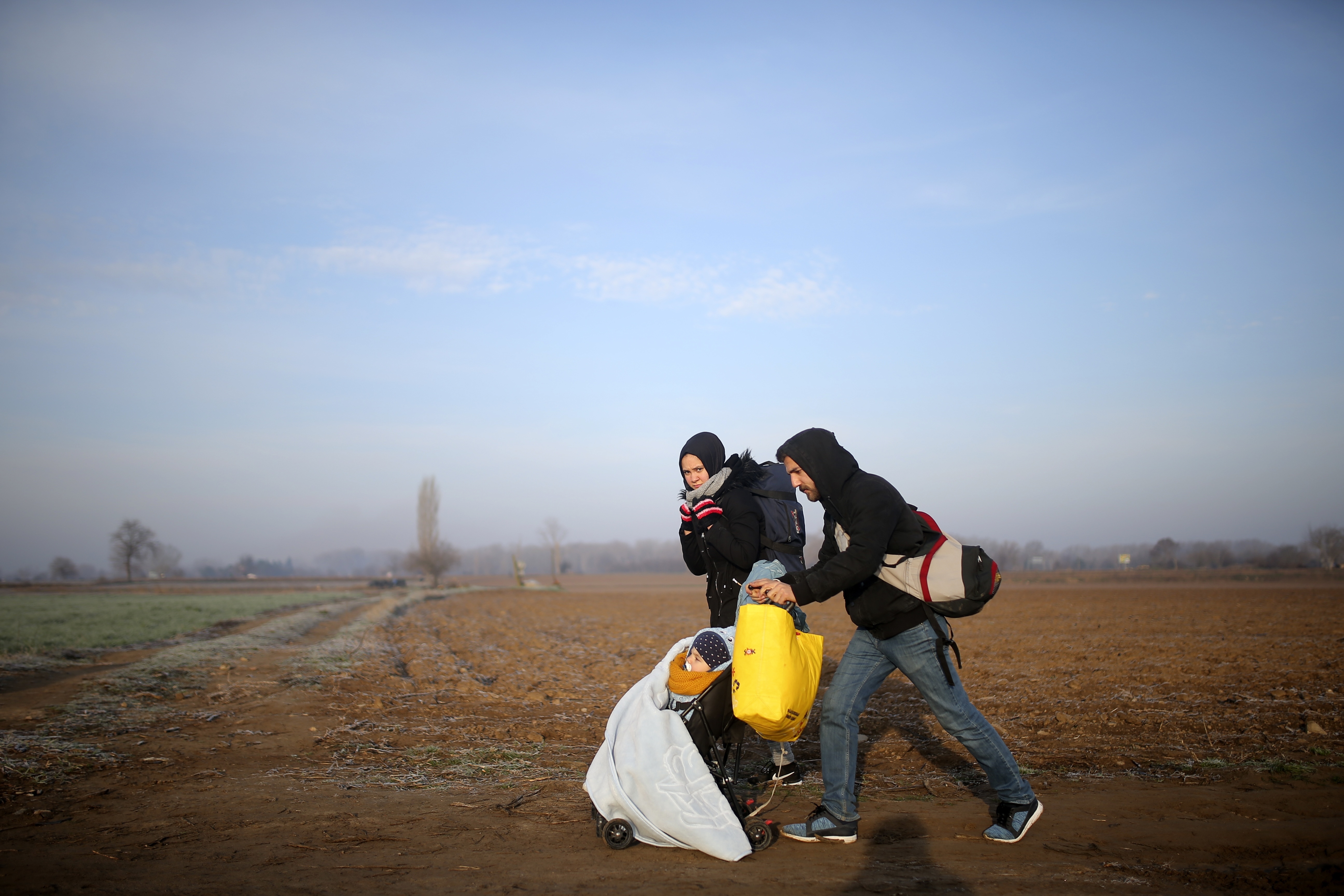 Migranti, migliaia in arrivo al confine fra Grecia e Turchia (AP Photo/Emre Tazegul)