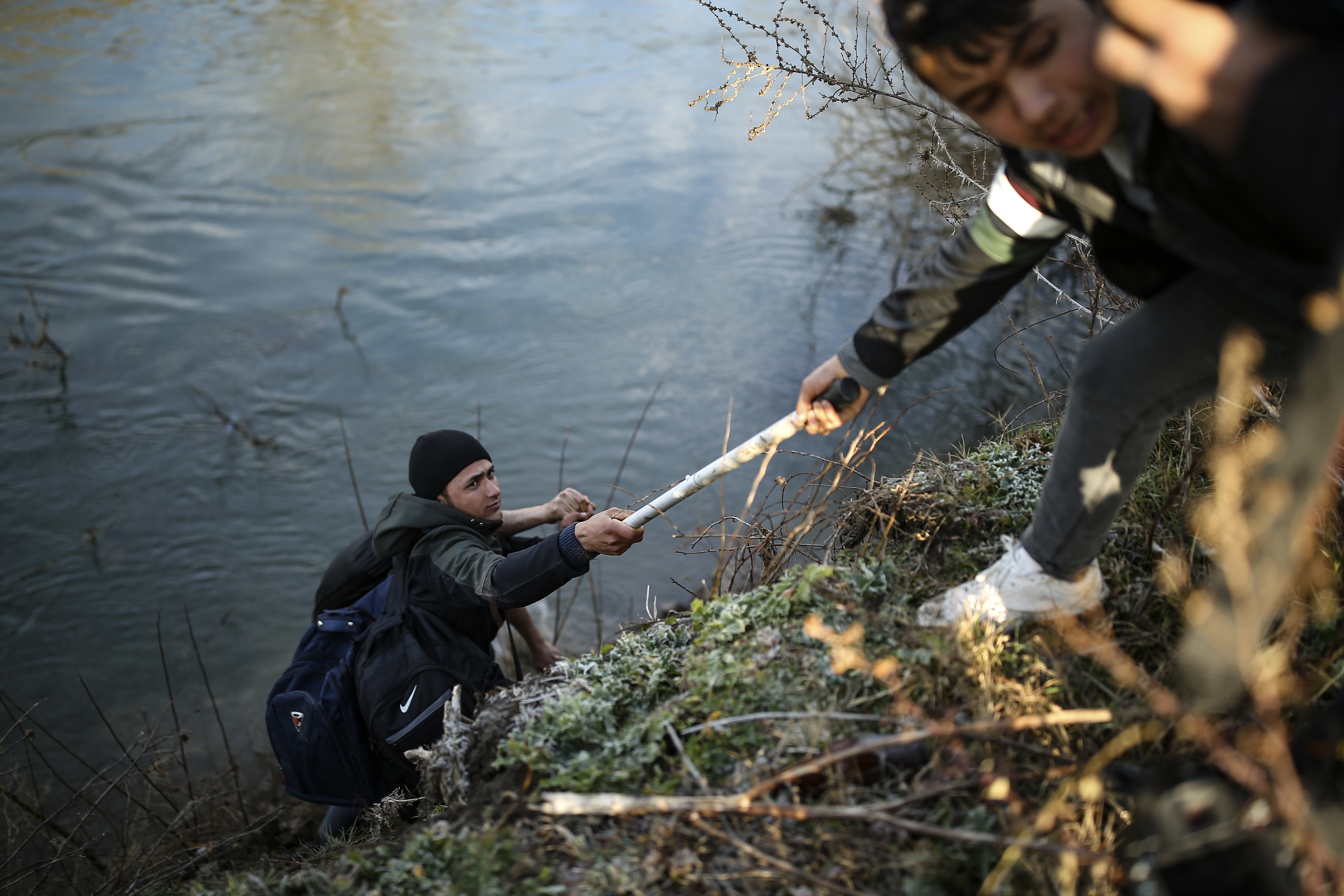 Migranti, migliaia in arrivo al confine fra Grecia e Turchia (AP Photo/Emrah Gurel)