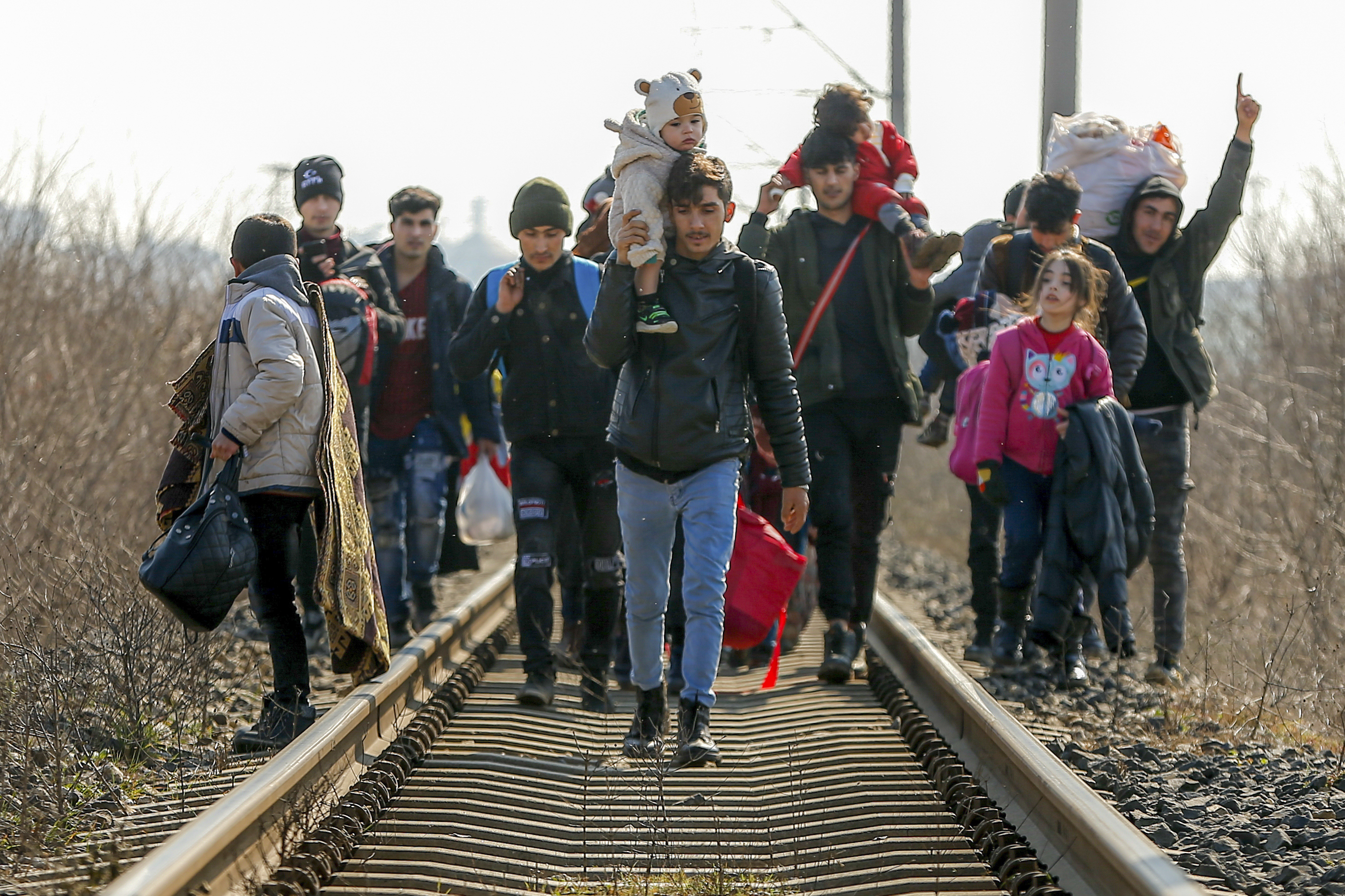 Migranti, migliaia in arrivo al confine fra Grecia e Turchia (AP Photo/Emrah Gurel)