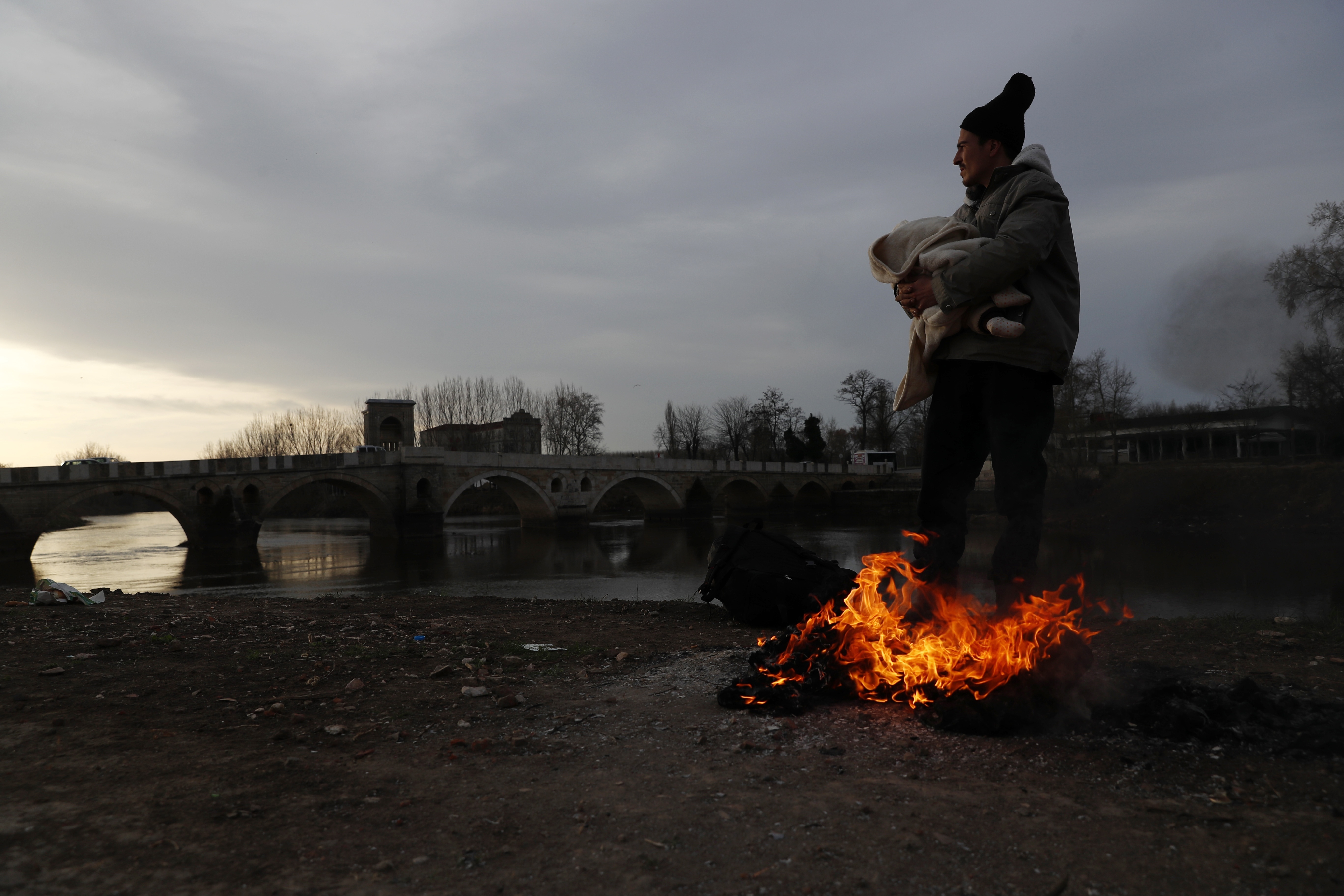 Migranti, migliaia al confine tra Grecia e Turchia (AP Photo/Darko Bandic)