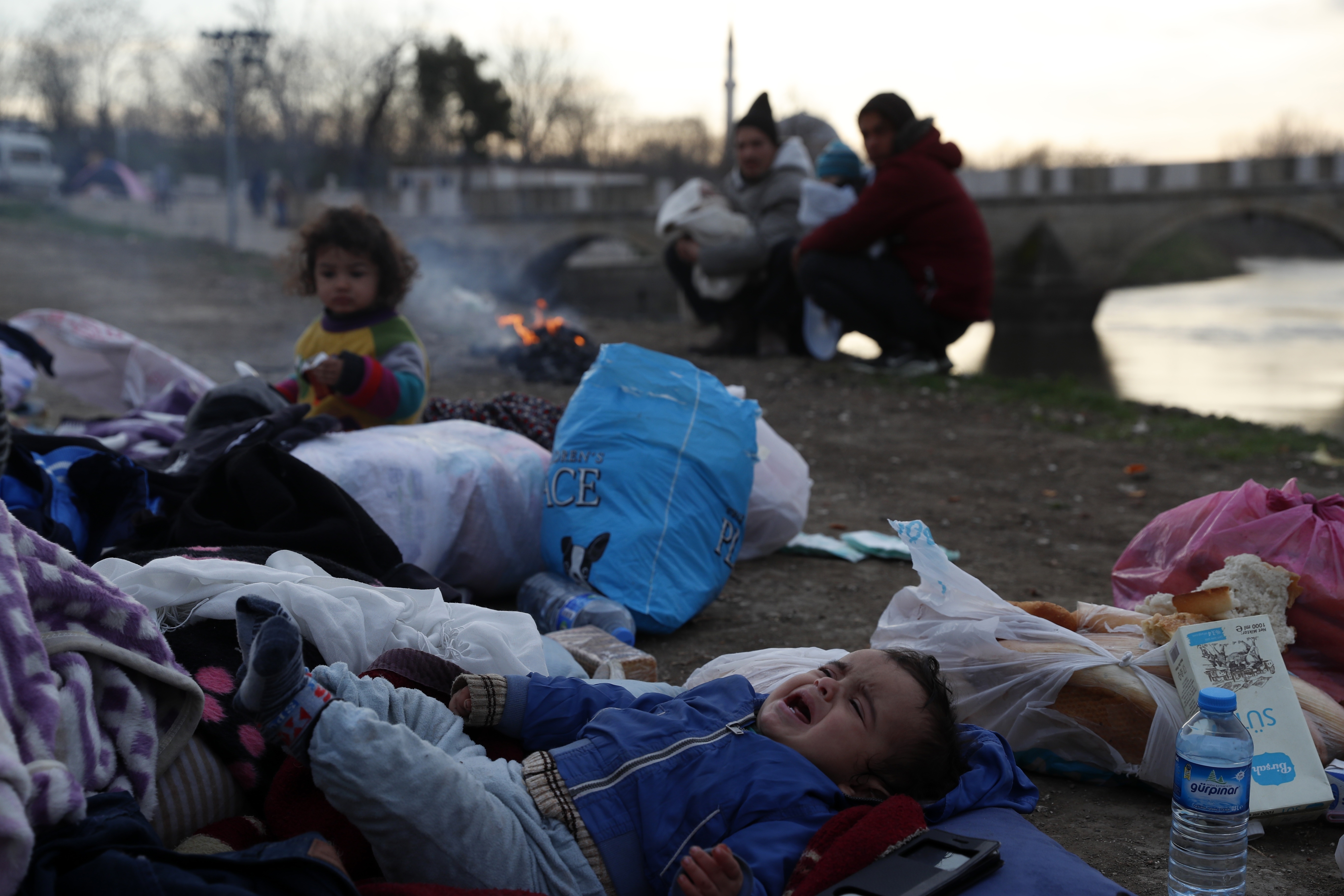 Migranti, migliaia al confine tra Grecia e Turchia (AP Photo/Darko Bandic)