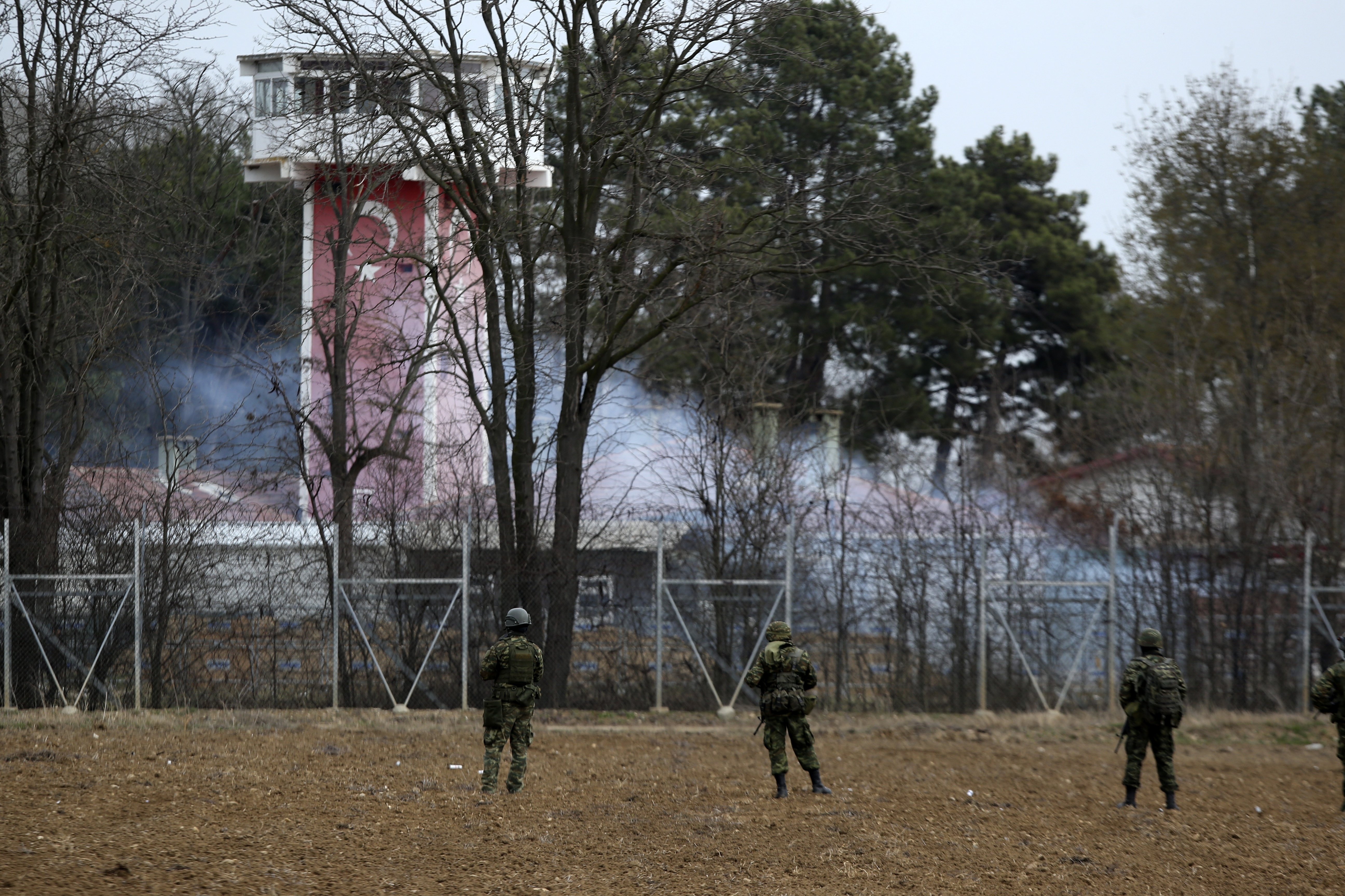 Migranti, migliaia al confine tra Grecia e Turchia (AP Photo/Giannis Papanikos)