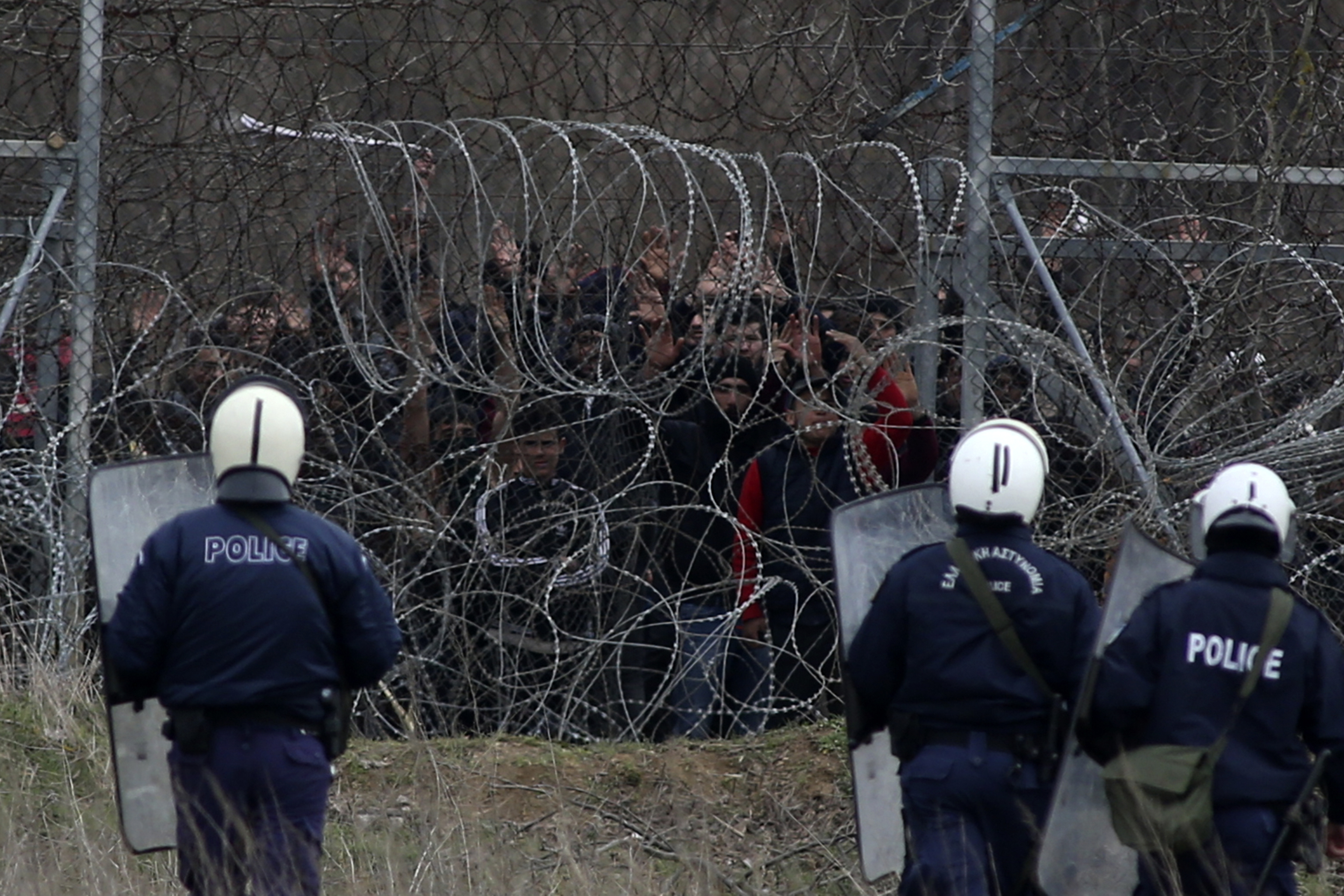 Migranti, migliaia al confine tra Grecia e Turchia (AP Photo/Giannis Papanikos)