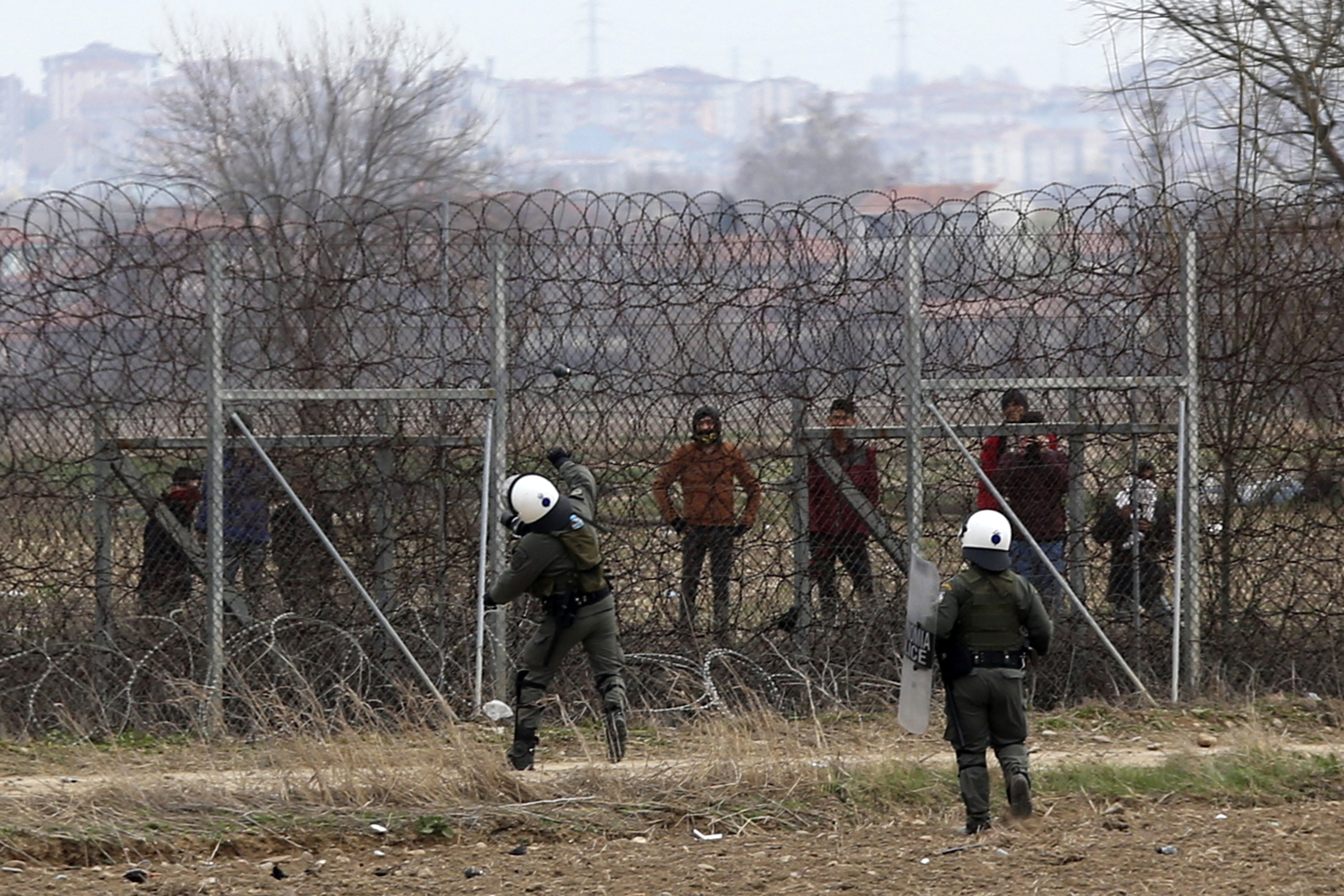 Migranti, migliaia al confine tra Grecia e Turchia (AP Photo/Giannis Papanikos)