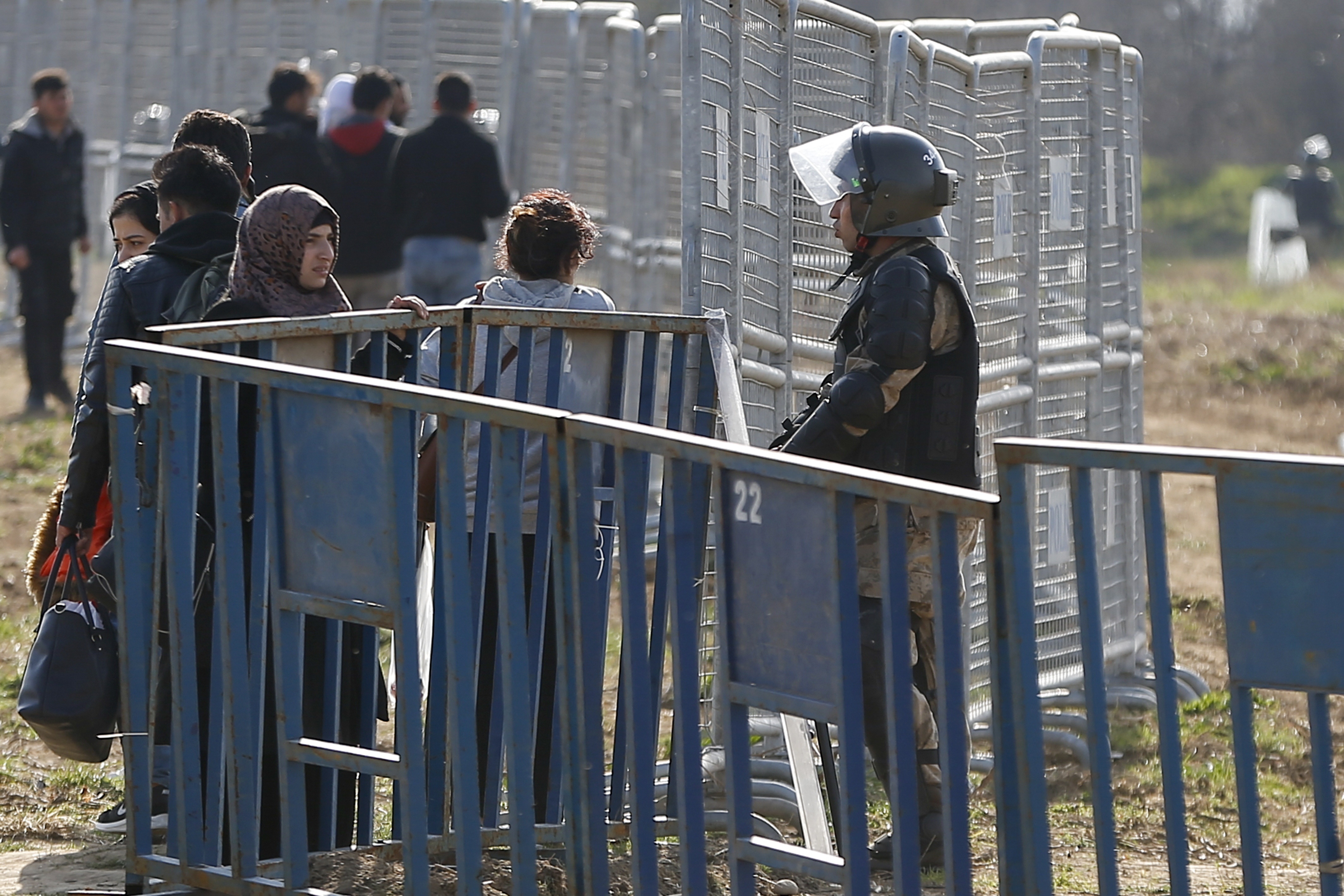 Migranti, migliaia al confine tra Grecia e Turchia (AP Photo/Emrah Gurel)