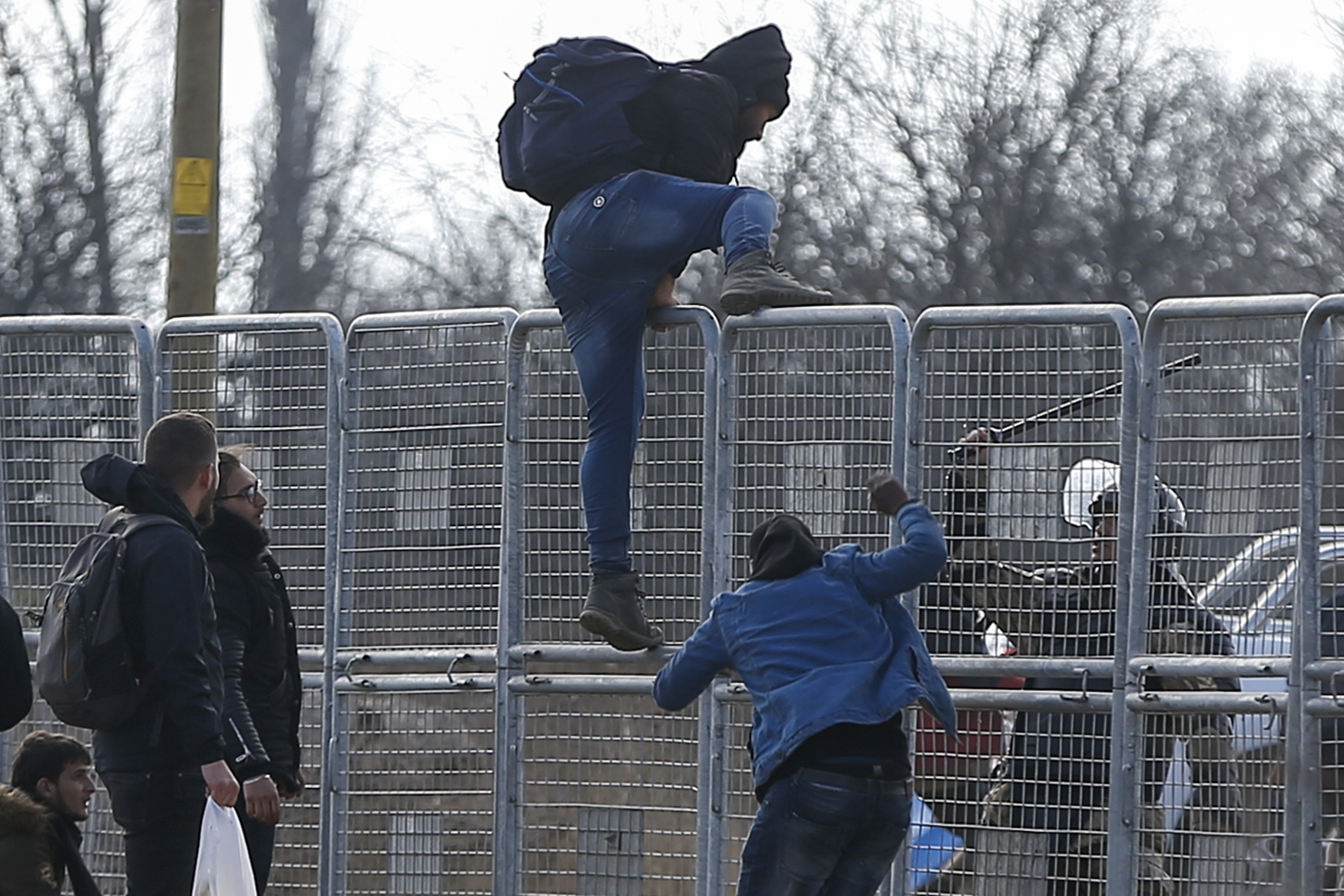 Migranti, migliaia al confine tra Grecia e Turchia (AP Photo/Emrah Gurel)