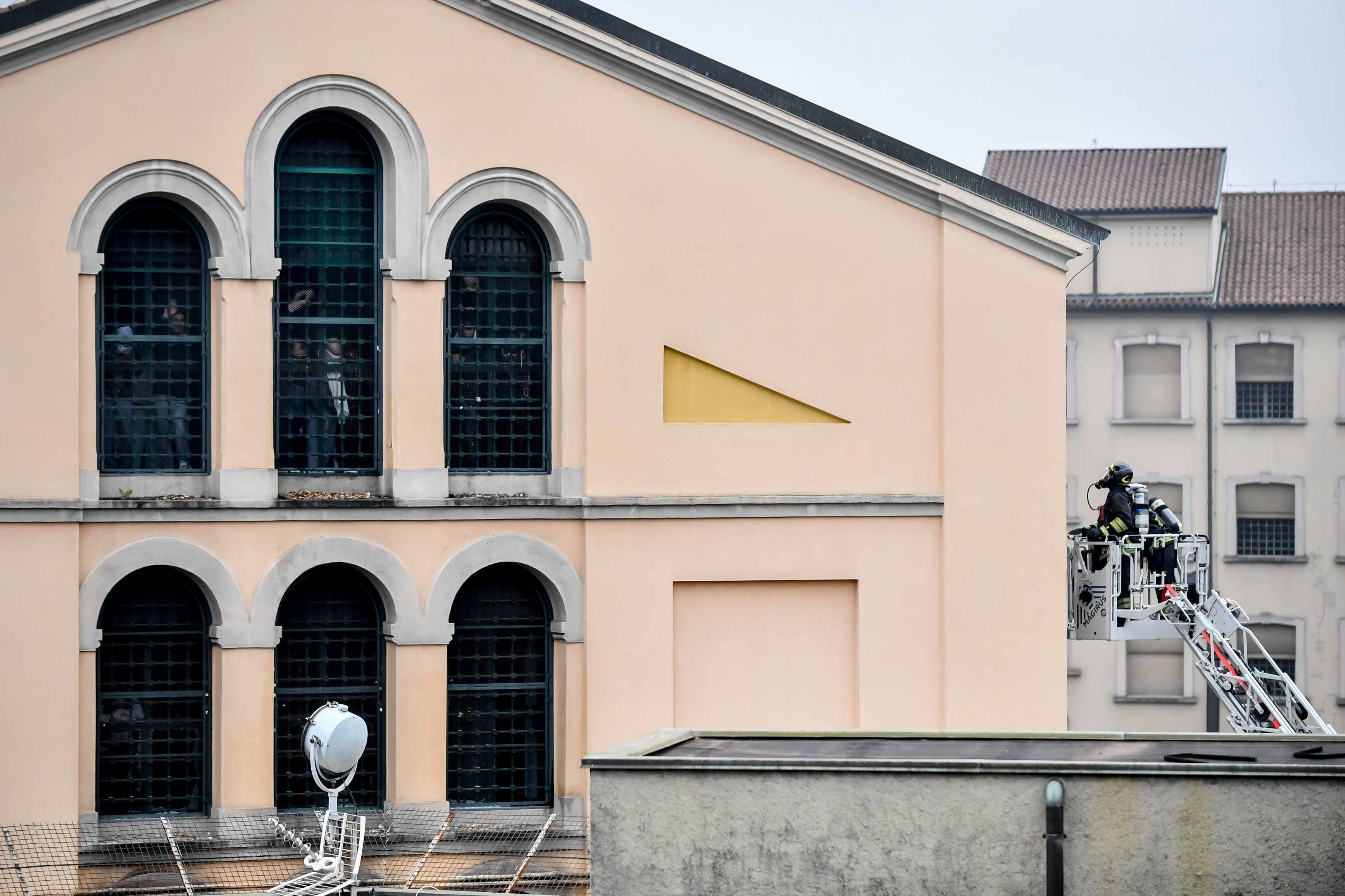 Foto Claudio Furlan - LaPresse 
09 Marzo 2020 Milano (Italia) 
News
Rivolta dei detenuti al carcere San Vittore a causa delle nuove misure per l emergenza coronavirus


