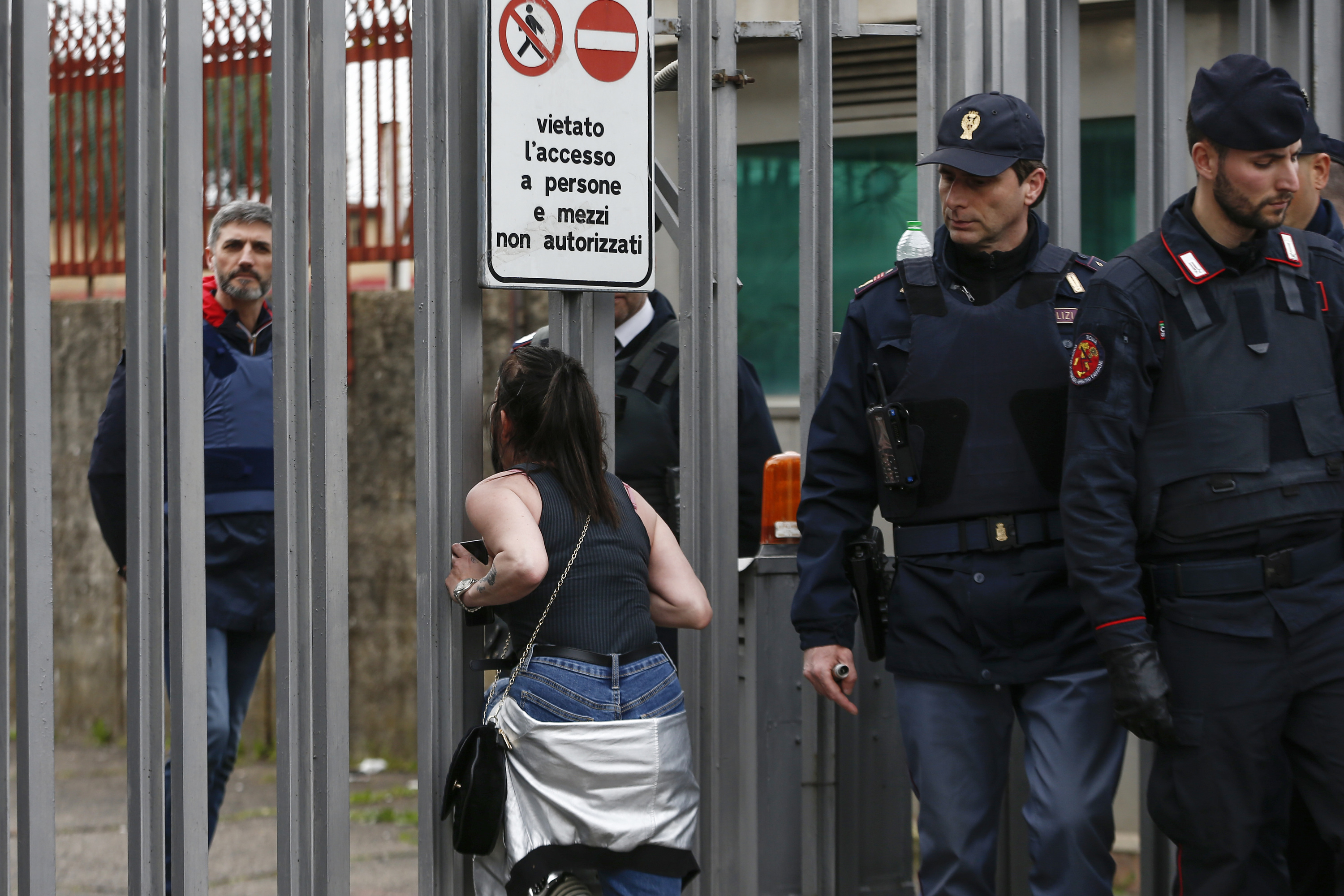 Foto Cecilia Fabiano/ La Presse
9 marzo 2020 Roma (Italia) 
Cronaca 
Emergenza Coronavirus rivolta nel carcere di Rebibbia per paura del contagio 
Nella foto : rivolta nel carcere di Rebibbia detenuti incendiano oggetti dentro al carcere fuori i familiari 
Photo Cecilia Fabiano 
March 9 , 2020 Rome (Italy) 
News
Coronavirus Emergency, Rebibbia jail penitentiary revolt 
In the pic : inmates protest by setting objects on fire while family members protest outside the prison