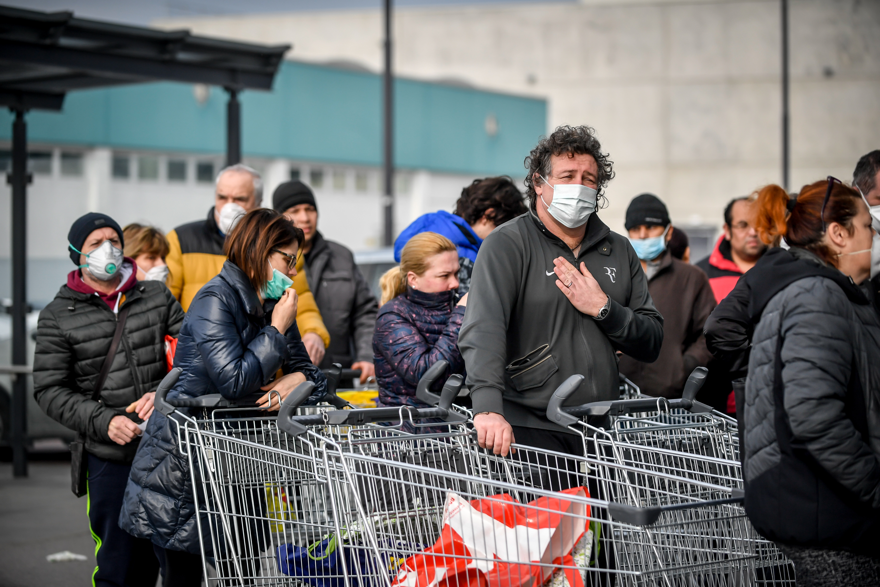 Foto Claudio Furlan - LaPresse 
23 Febbraio 2020 Casalpusterlengo (Italia) 
News
Code al supermercato per gli approvvigionamenti nella zona del lodigiano colpita dal coronavirusPhoto Claudio Furlan - LaPresse 23 Febbraio 2020 Casalpusterlengo (Italy) NewsQueues at the supermarket for supplies in the Lodi area affected by the coronavirus