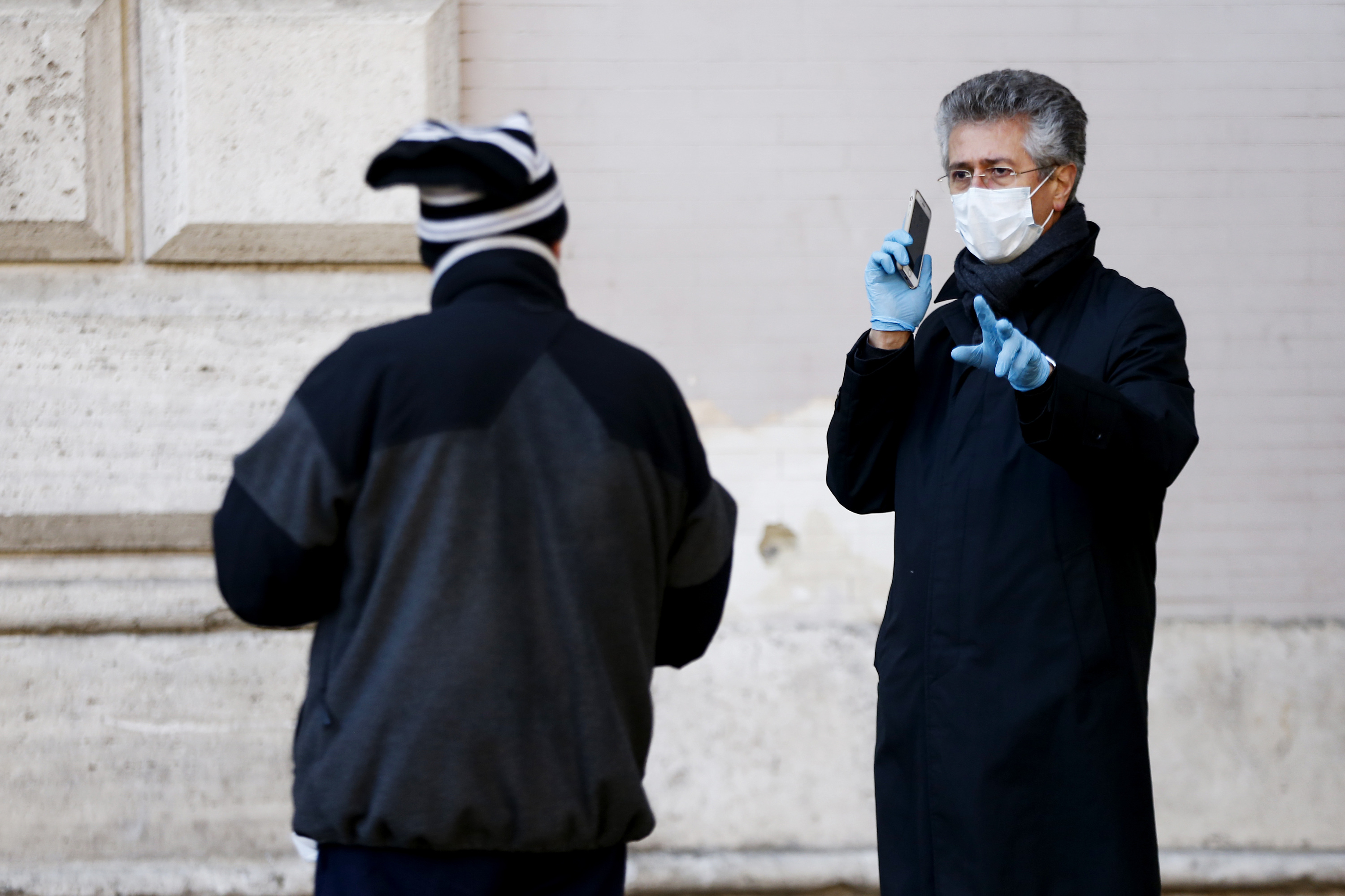 Foto Cecilia Fabiano/ LaPresse
16 marzo 2020 Roma (Italia)
Cronaca 
Emergenza Coronavirus, distribuzione di cibo ai senza tetto a Santa Maria in Trastevere
Nella foto : don Marco
Photo Cecilia Fabiano/LaPresse
March 16, 2020 Rome (Italy) 
News
Coronavirus Emergency, food distribution to the homeless from the Our Lady in Trastevere church
In the pic : don Marco