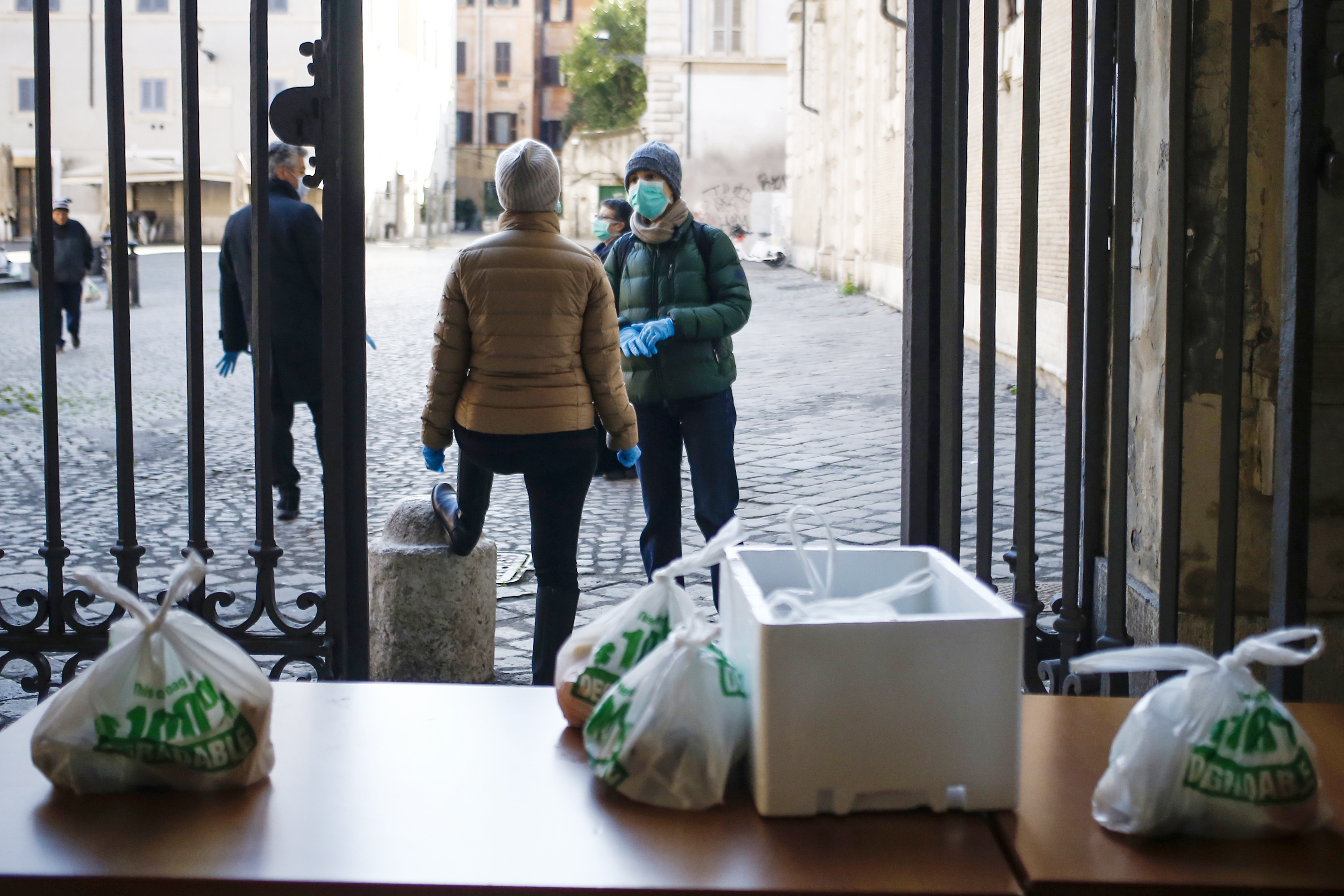 Foto Cecilia Fabiano/ LaPresse
16 marzo 2020 Roma (Italia)
Cronaca 
Emergenza Coronavirus, distribuzione di cibo ai senza tetto a Santa Maria in Trastevere
Nella foto : gli operatori distribuiscono le sacche con il cibo davanti alla chiesa 
Photo Cecilia Fabiano/LaPresse
March 16, 2020 Rome (Italy) 
News
Coronavirus Emergency, food distribution to the homeless from the Our Lady in Trastevere church
In the pic : the operators of the solidarity organization giving food to the homeless in front of the church