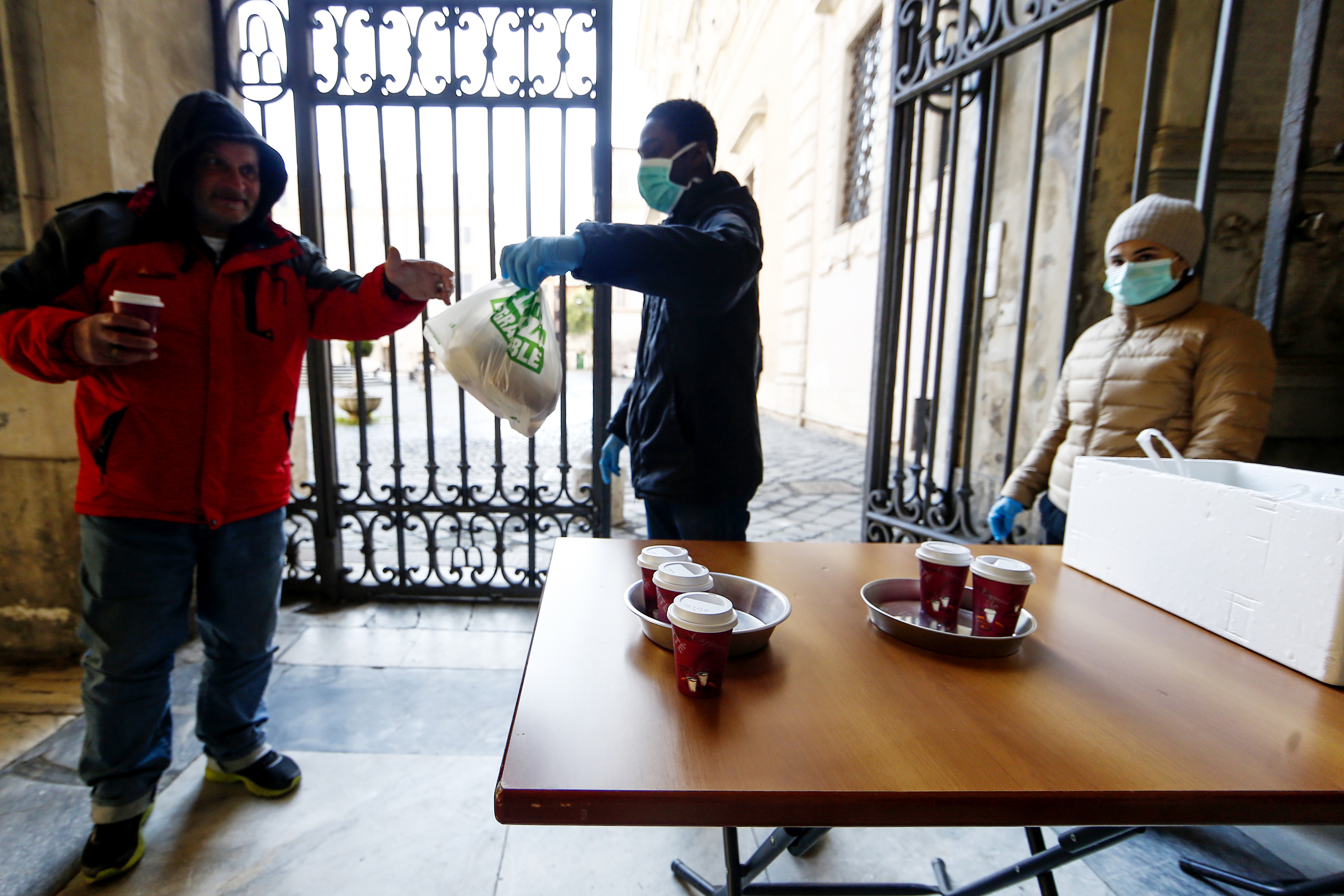 Foto Cecilia Fabiano/ LaPresse
16 marzo 2020 Roma (Italia)
Cronaca 
Emergenza Coronavirus, distribuzione di cibo ai senza tetto a Santa Maria in Trastevere
Nella foto : gli operatori distribuiscono le sacche con il cibo davanti alla chiesa 
Photo Cecilia Fabiano/LaPresse
March 16, 2020 Rome (Italy) 
News
Coronavirus Emergency, food distribution to the homeless from the Our Lady in Trastevere church
In the pic : the operators of the solidarity organization giving food to the homeless in front of the church