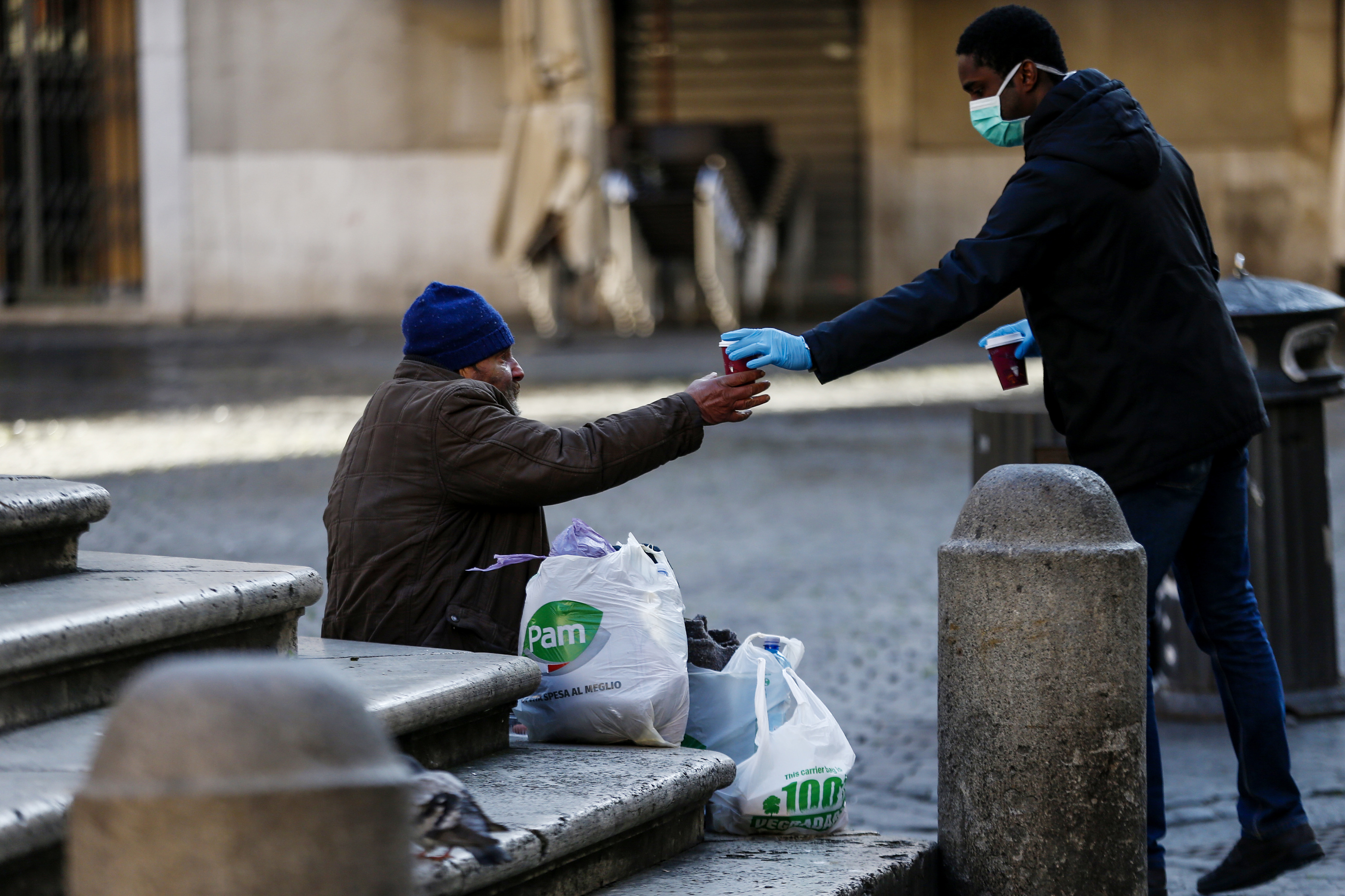 Foto Cecilia Fabiano/ LaPresse
16 marzo 2020 Roma (Italia)
Cronaca 
Emergenza Coronavirus, distribuzione di cibo ai senza tetto a Santa Maria in Trastevere
Nella foto : gli operatori distribuiscono le sacche con il cibo davanti alla chiesa 
Photo Cecilia Fabiano/LaPresse
March 16, 2020 Rome (Italy) 
News
Coronavirus Emergency, food distribution to the homeless from the Our Lady in Trastevere church
In the pic : the operators of the solidarity organization giving food to the homeless in front of the church