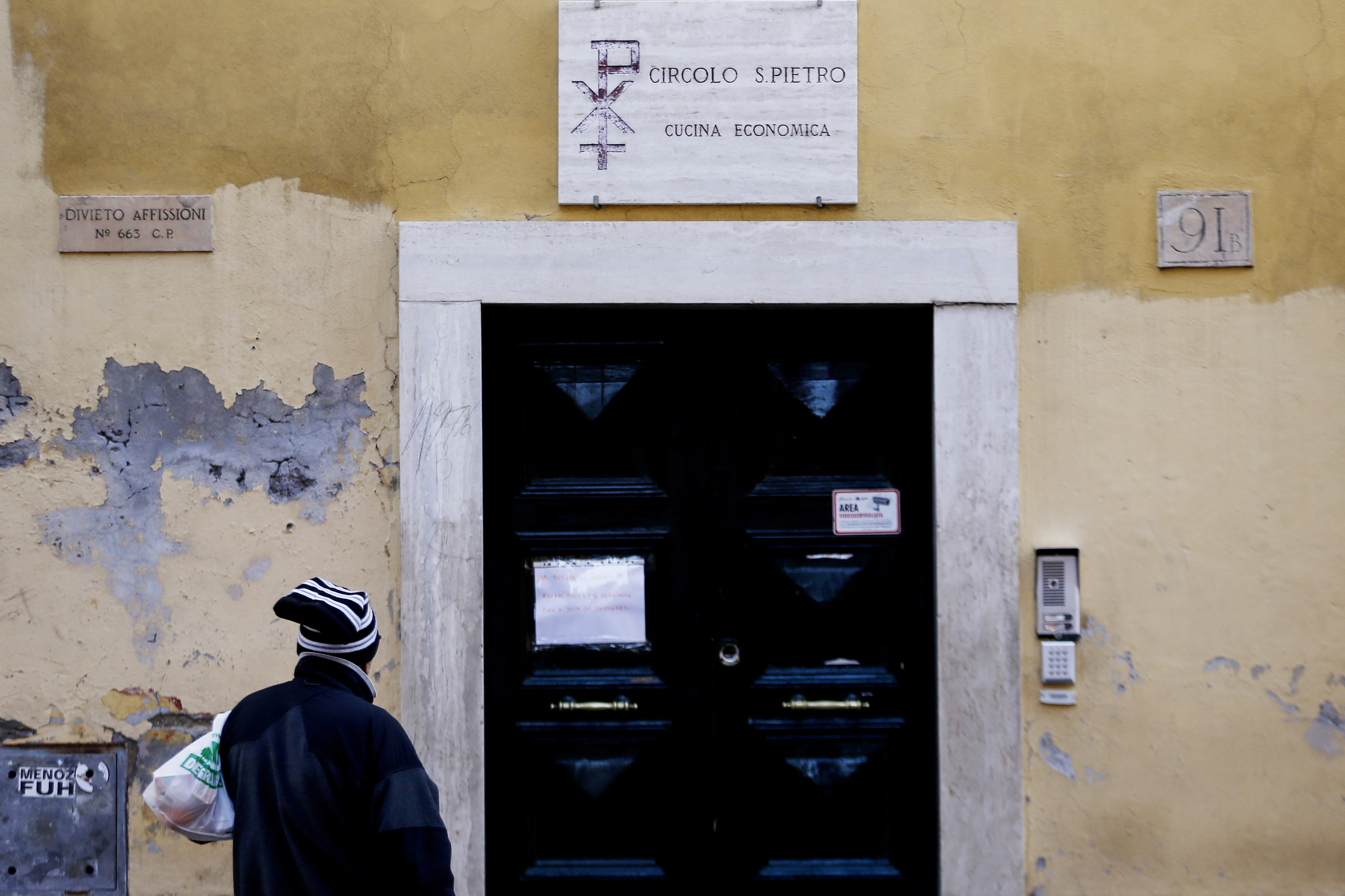 Foto Cecilia Fabiano/ LaPresse
16 marzo 2020 Roma (Italia)
Cronaca 
Emergenza Coronavirus, distribuzione di cibo ai senza tetto a Santa Maria in Trastevere
Nella foto : la mensa dei poveri di via della Lungara chiusa dalla polizia per l’assembramento eccessivo 
Photo Cecilia Fabiano/LaPresse
March 16, 2020 Rome (Italy) 
News
Coronavirus Emergency, food distribution to the homeless from the Our Lady in Trastevere church
In the pic : the Lungara’s soup kitchen closed by police  for excessive gathering of people