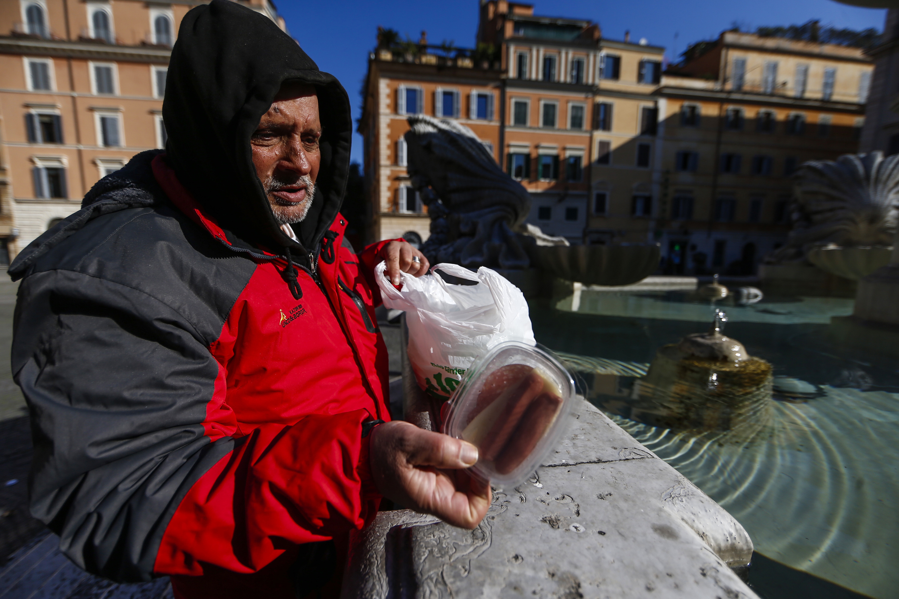 Foto Cecilia Fabiano/ LaPresse
16 marzo 2020 Roma (Italia)
Cronaca 
Emergenza Coronavirus, distribuzione di cibo ai senza tetto a Santa Maria in Trastevere
Nella foto : Salvatore mostra il contenuto della busta 
Photo Cecilia Fabiano/LaPresse
March 16, 2020 Rome (Italy) 
News
Coronavirus Emergency, food distribution to the homeless from the Our Lady in Trastevere church
In the pic : salvatore showing the food in the sac