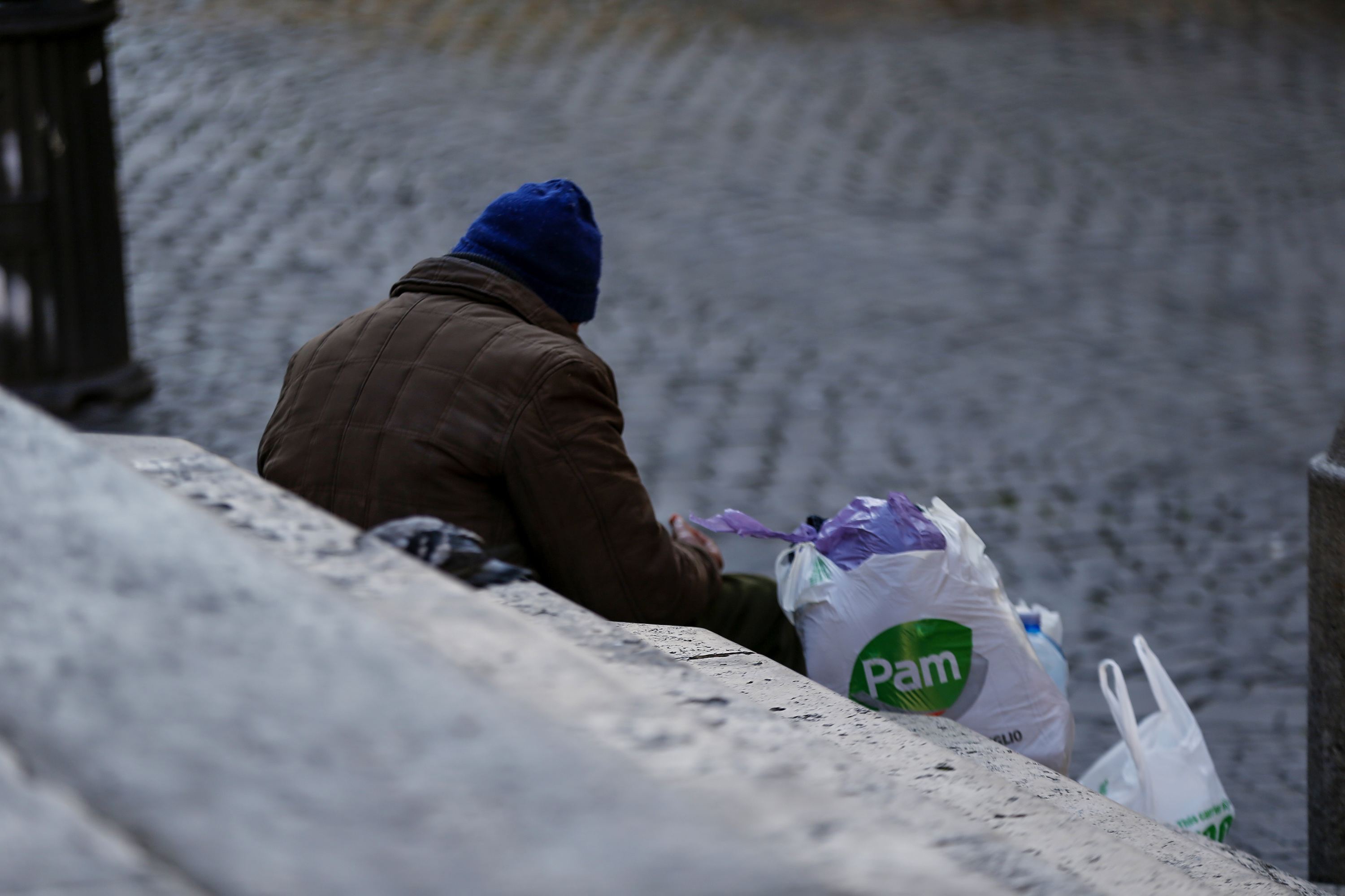 Foto Cecilia Fabiano/ LaPresse
16 marzo 2020 Roma (Italia)
Cronaca 
Emergenza Coronavirus, distribuzione di cibo ai senza tetto a Santa Maria in Trastevere
Nella foto : senza tetto per le strade di Trastevere
Photo Cecilia Fabiano/LaPresse
March 16, 2020 Rome (Italy) 
News
Coronavirus Emergency, food distribution to the homeless from the Our Lady in Trastevere church
In the pic : homeless in Trastevere streets