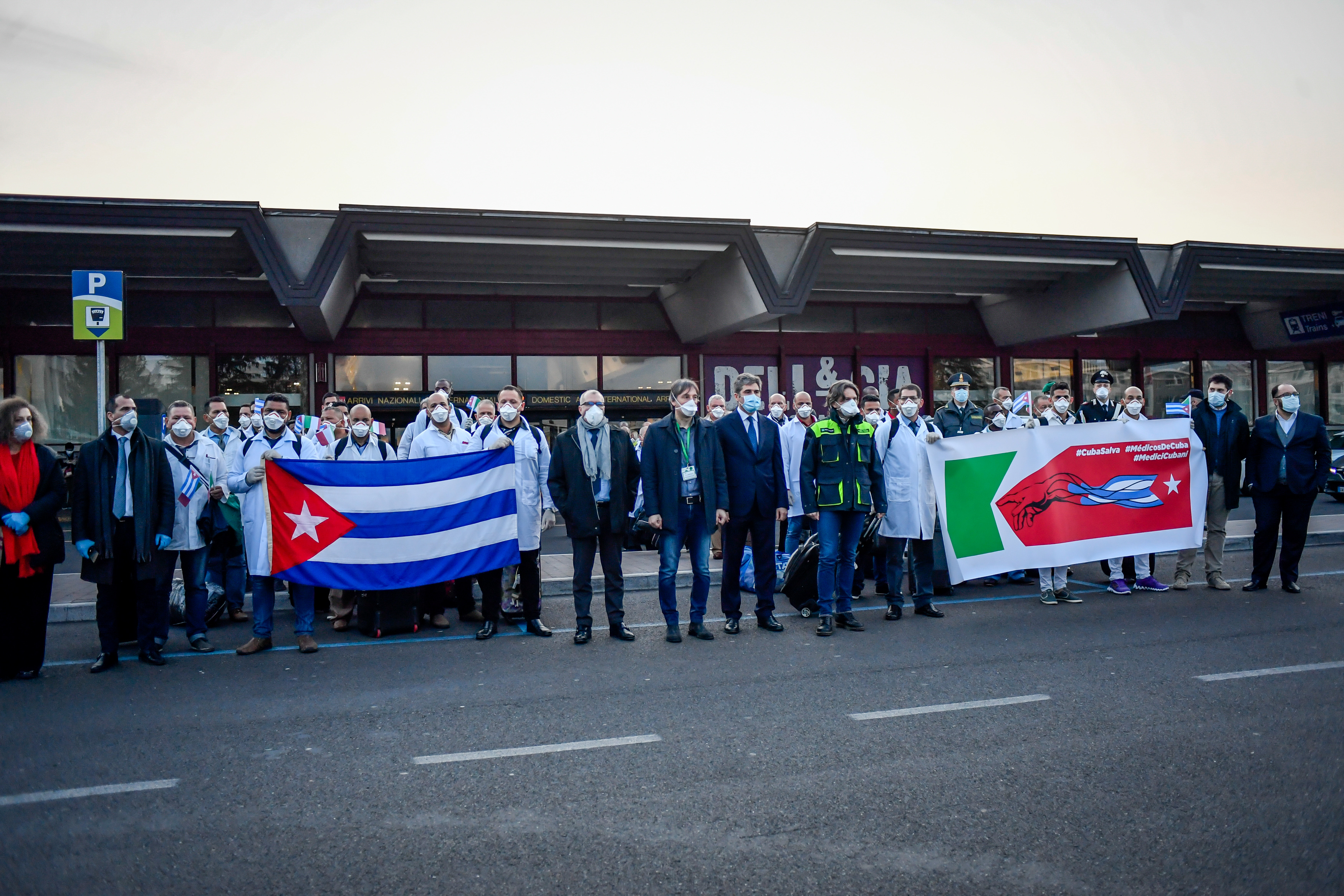 Foto Claudio Furlan/LaPresse 
22 Marzo 2020 Varese (Italia) 
cronaca 
Arrivo della delegazione di medici cubani che verranno impiegati nell’ospedale da campo allestito all’ospedale di Crema

Photo Claudio Furlan/LaPresse 
22 March 2020 Varese (Italy) news 
Arrival of the delegation of Cuban doctors who will be employed in the field hospital set up at the Crema hospital