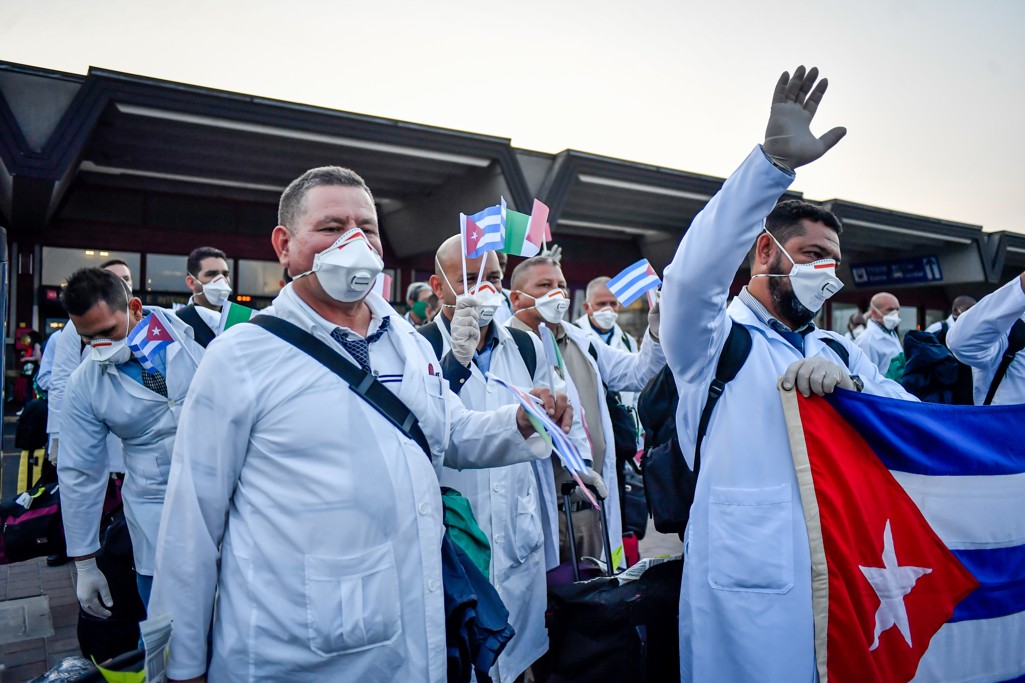 Foto Claudio Furlan/LaPresse 
22 Marzo 2020 Varese (Italia) 
cronaca 
Arrivo della delegazione di medici cubani che verranno impiegati nell’ospedale da campo allestito all’ospedale di Crema

Photo Claudio Furlan/LaPresse 
22 March 2020 Varese (Italy) news 
Arrival of the delegation of Cuban doctors who will be employed in the field hospital set up at the Crema hospital