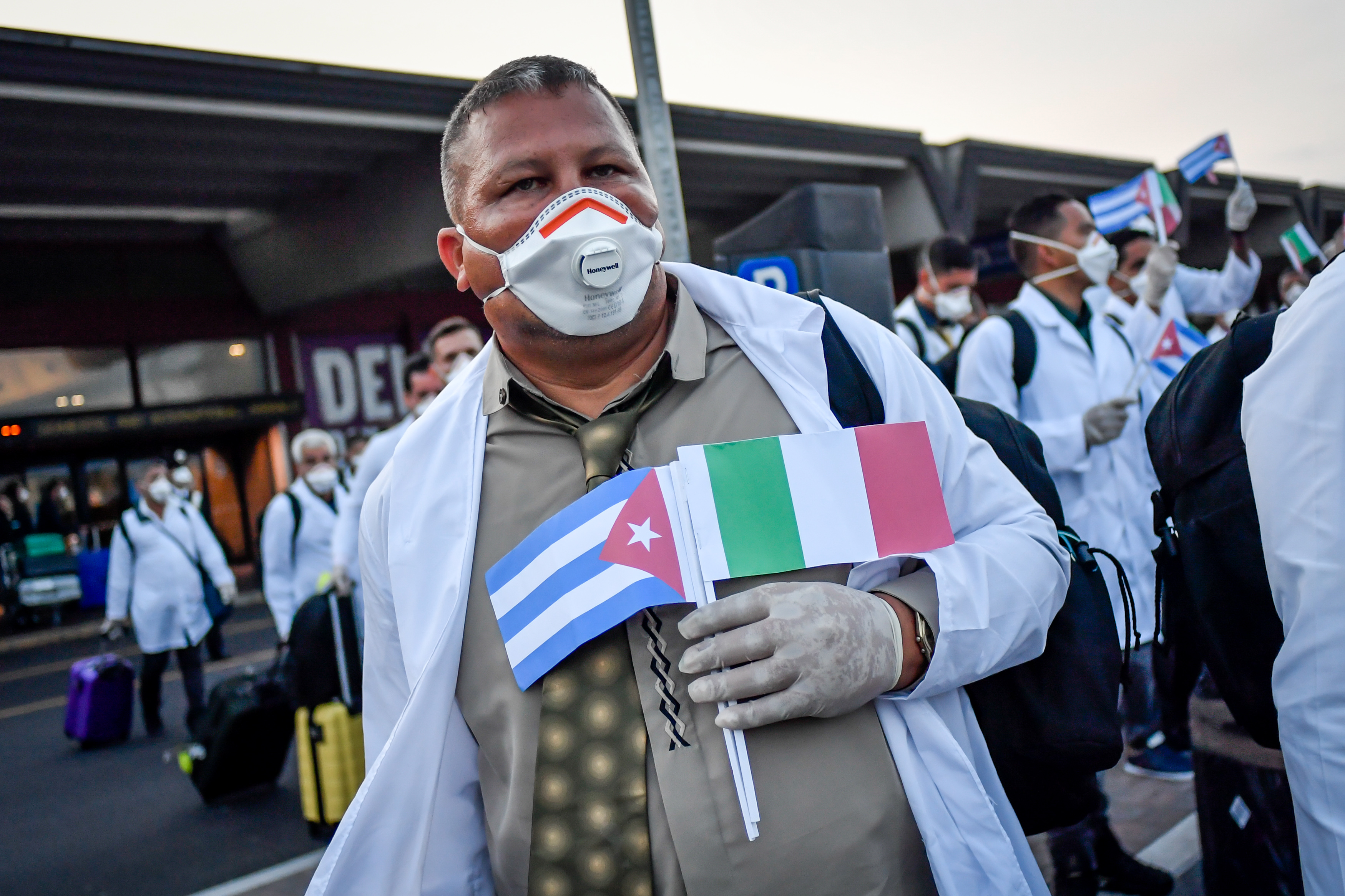 Foto Claudio Furlan/LaPresse 
22 Marzo 2020 Varese (Italia) 
cronaca 
Arrivo della delegazione di medici cubani che verranno impiegati nell’ospedale da campo allestito all’ospedale di Crema

Photo Claudio Furlan/LaPresse 
22 March 2020 Varese (Italy) news 
Arrival of the delegation of Cuban doctors who will be employed in the field hospital set up at the Crema hospital