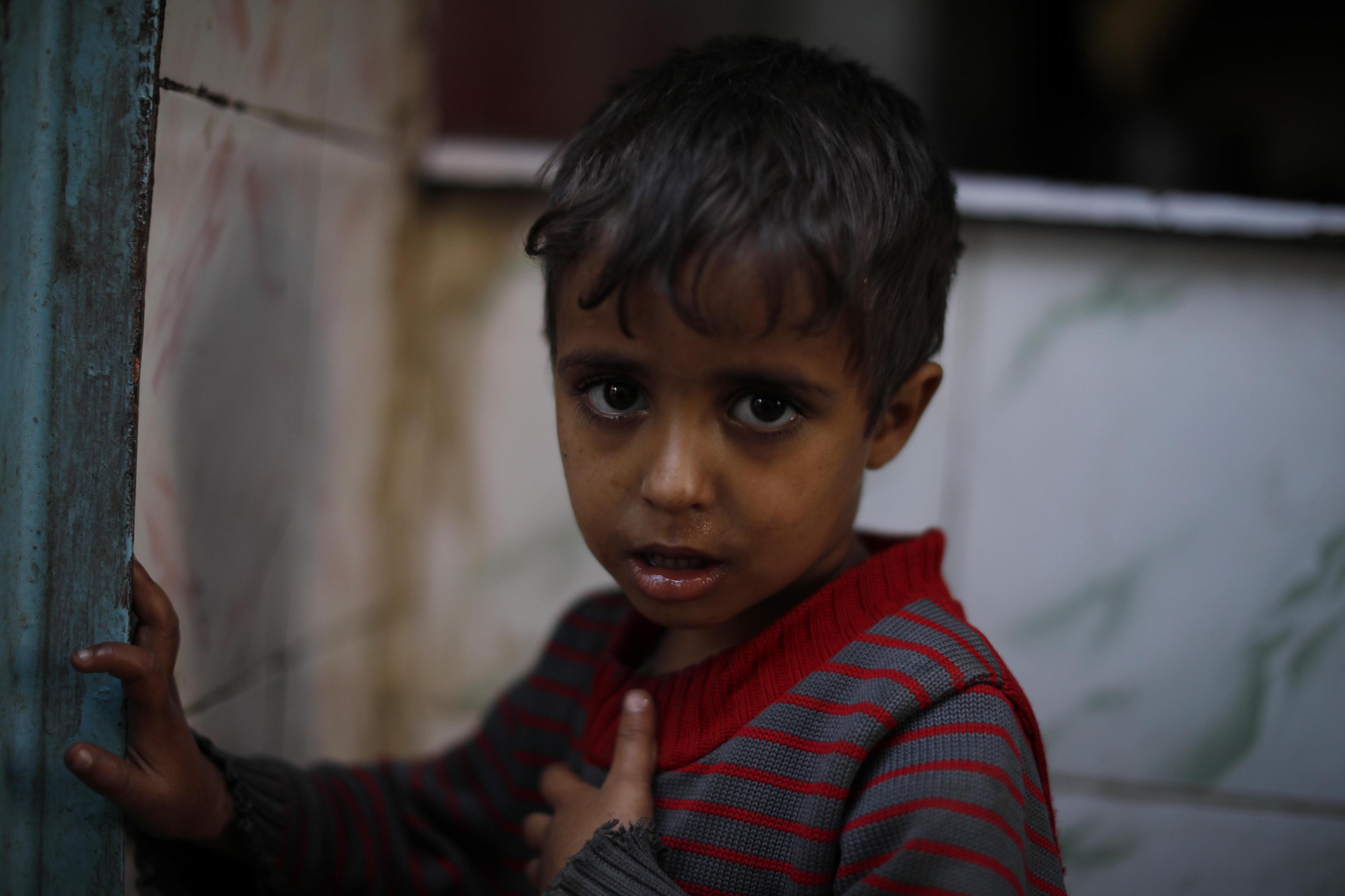 epa07929487 A child stands at a market in the old quarter of Sanaâa, Yemen, 18 October 2019. Yemen has been in a state of political crisis since the 2011-street protests, culminating in the outbreak of a fighting in March 2015 when the Saudi-led military coalition launched a massive air campaign against the Houthi rebel group, which overran much of the Arab country.  EPA/YAHYA ARHAB