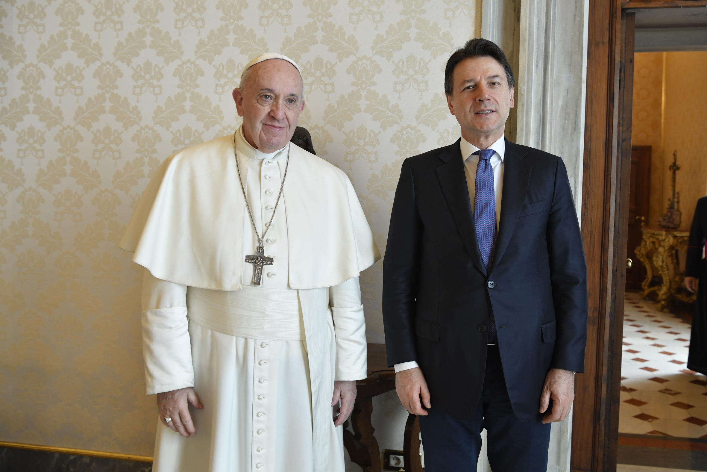 Papa Francesco e Giuseppe Conte (Foto Vatican Media/LaPresse)