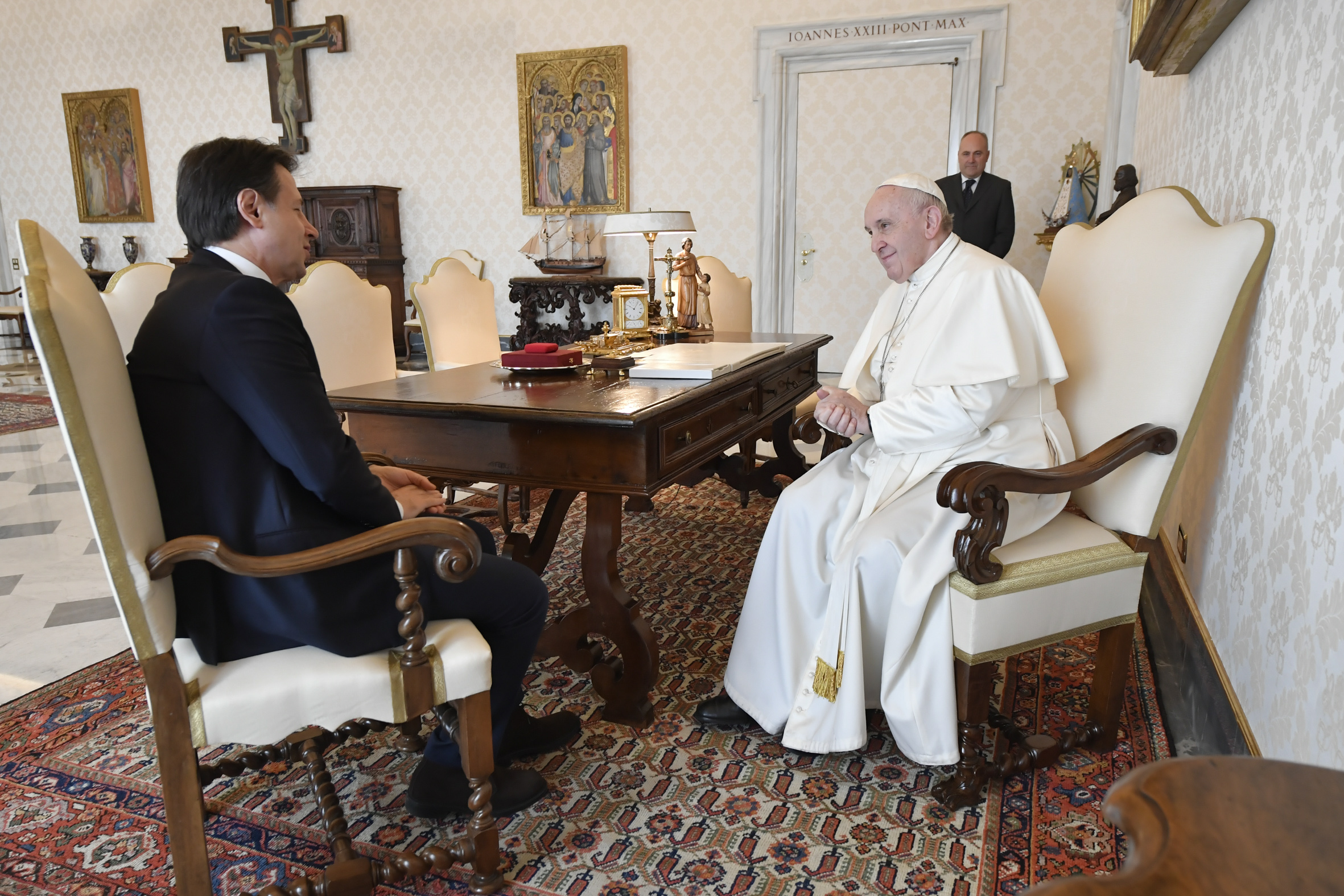 Papa Francesco e Giuseppe Conte (Foto Vatican Media/LaPresse)