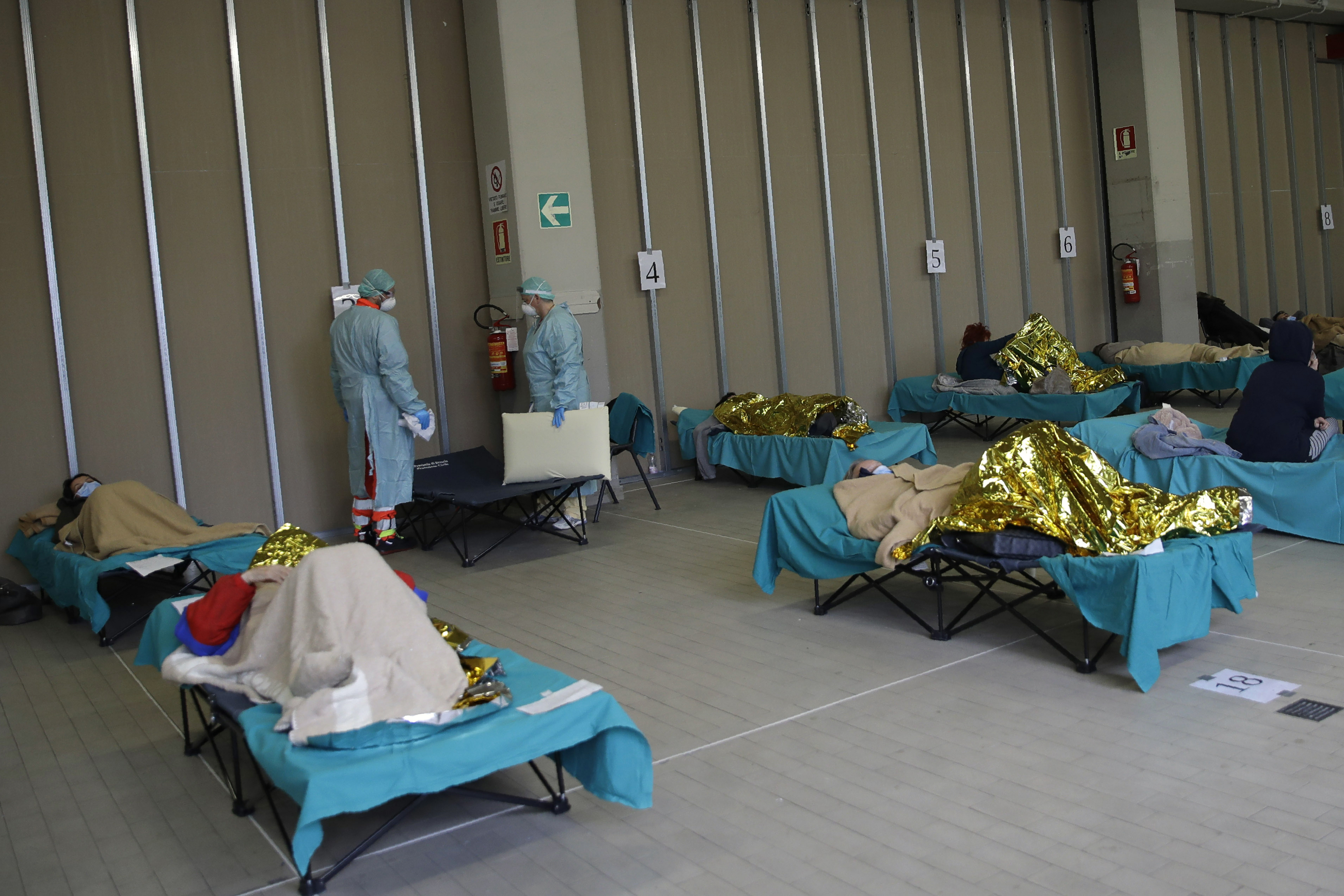 Coronavirus, strutture di emergenza all'ospedale di Brescia (AP Photo/Luca Bruno)