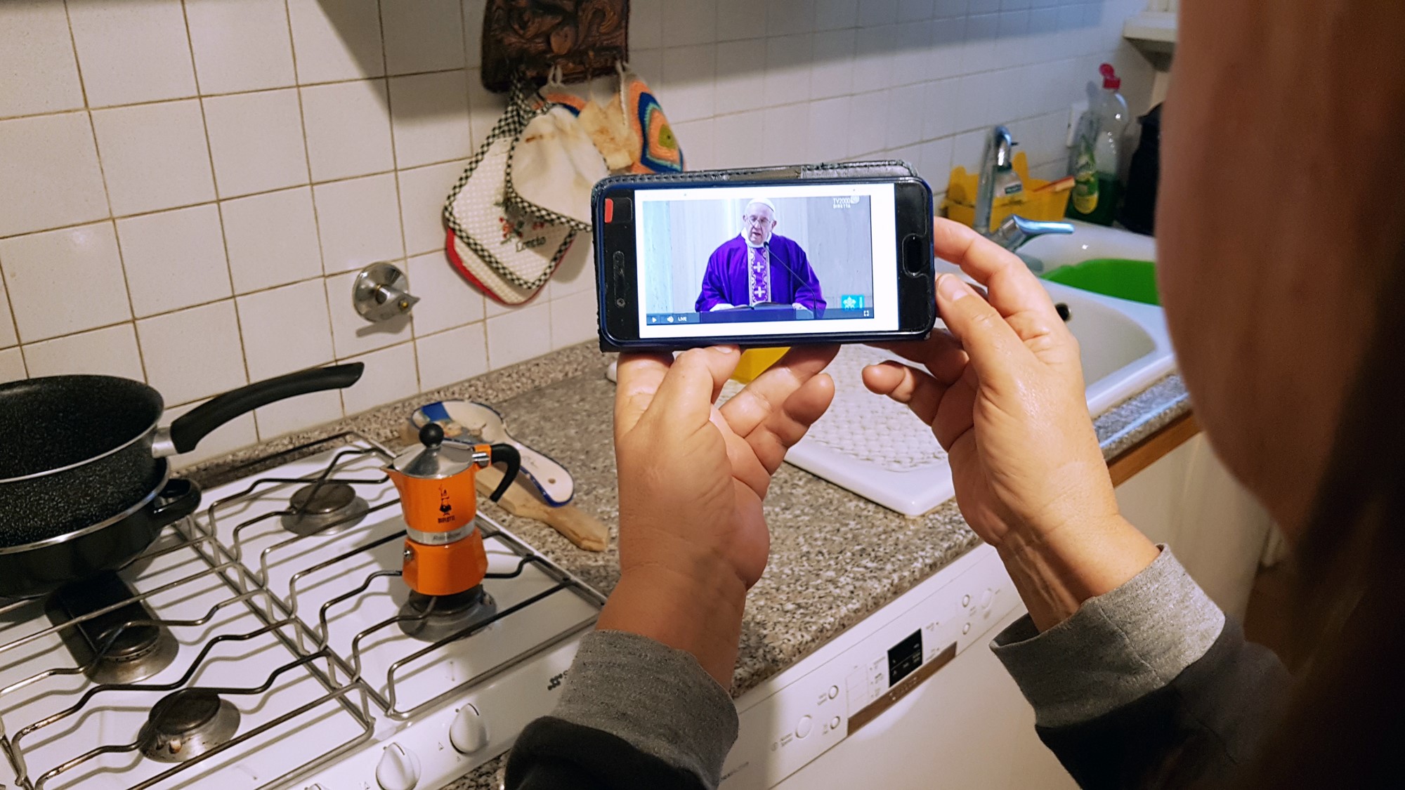 La messa celebrata da Francesco in Casa Santa Marta, trasmessa alle 7 di mattina  da TV2000, è stata seguita da milioni di persone anche dai cellulari.