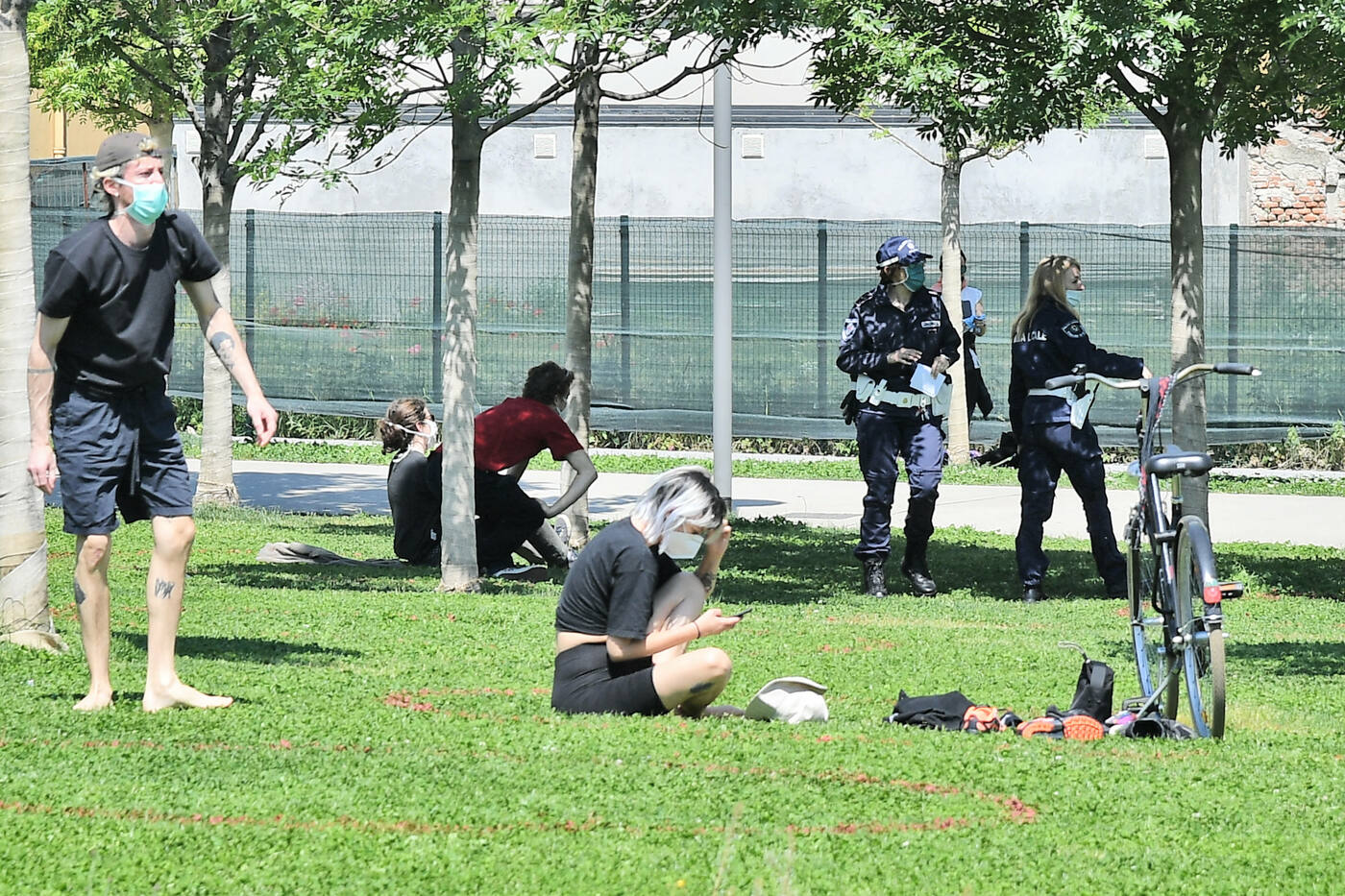 Foto Gian Mattia D'Alberto - LaPresse
07-05-2020 Milano Italia
Cronaca
Controlli nei parchi pubblici
nella foto: Polizia locale e Polizia di stato controllano i parchi pubblici

Ph Gian Mattia D'Alberto - LaPresse
2020-05-07 Milan Italy
Check in public parks
in the photo: Local police and state police control public parks