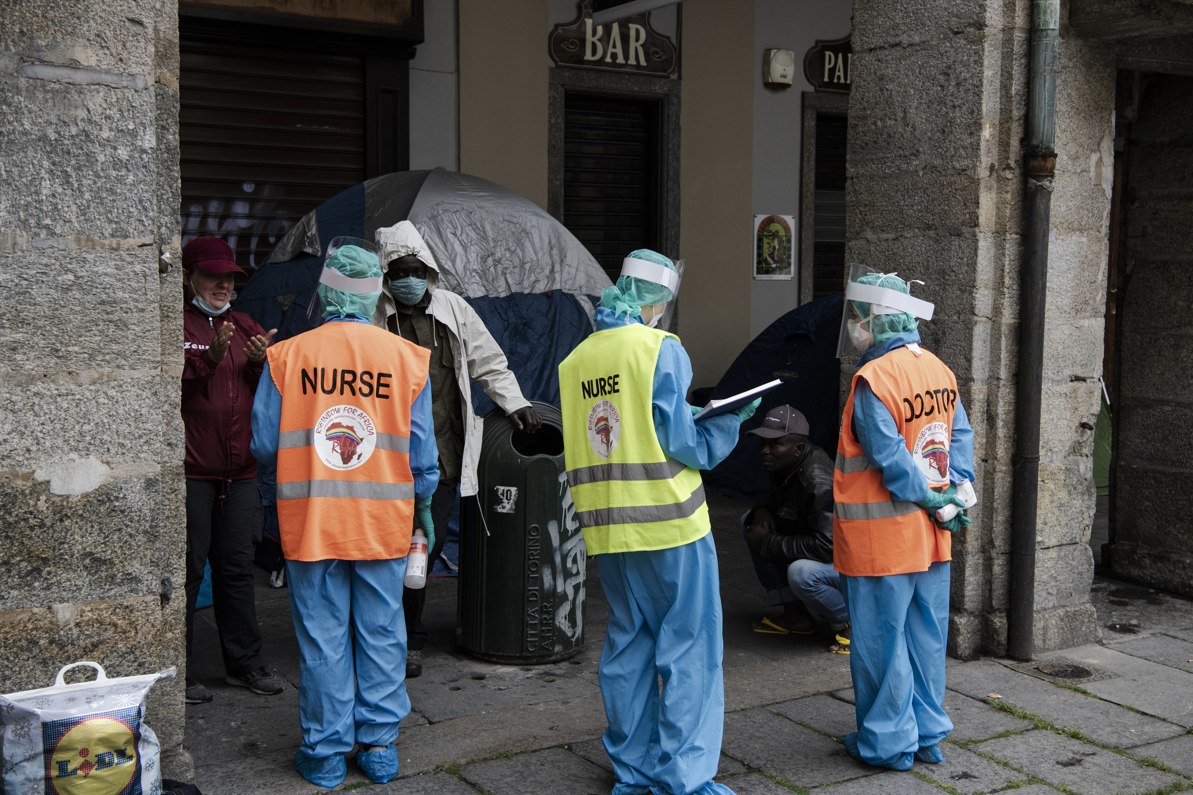 Foto Marco Alpozzi/LaPresse 
11 Maggio 2020 Torino, Italia 
Cronaca
Un centinaio di migranti e senza tetto, sono stati ospitati  fino al 3 maggio presso la struttura Emergenza Freddo a Piazza d'Armi.
Dal giorno della chiusura, alcuni di loro dormono davanti al comune, accampati sotto i portici in attesa di risposte da parte dell'amministrazione comunale a cui, tramite l'avvocato Gianluca Viltale, hanno chiesto un incontro con la Sindaca, Chiara Appendino e con la vice Sonia Schellino.
in Piemonte -

Nella foto:  Medici e infermieri volontari, dell'ONG Rainbow for Africa, effettuano le visite in piazza 

Photo Marco Alpozzi/LaPresse 
May 11, 2020 Turin, Italy 
News
A hundred migrants and homeless people were hosted until 3 May at the Emergenza Freddo facility in Piazza d'Armi.
Since the day of closure, some of them sleep in front of city hall, camped under the arcades.
The lawyer the lawyer Gianluca Viltale of the Legal Team asked for a meeting with the Mayor, Chiara Appendino and with the deputy Sonia Schellino.

In the pic: Rainbow for Africa NGO medical staff check temperature and saturation