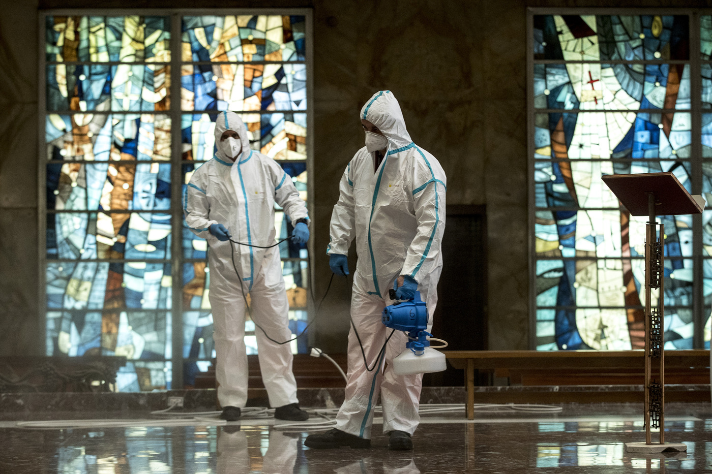 Foto Roberto Monaldo / LaPresse
13-05-2020 Roma
Cronaca
Coronavirus, iniziata la sanificazione delle chiese romane da parte di Esercito e Ama
Nella foto Operatori dell'Esercito e dell'Ama nella chiesa di Don Bosco nel quartiere Tuscolano

Photo Roberto Monaldo / LaPresse
13-05-2020 Rome (Italy)
First day of sanitation of the Roman churches by the Army and Ama
In the pic Don Bosco church