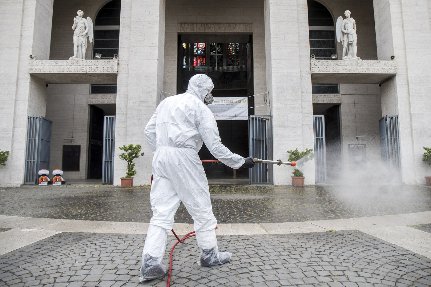 Foto Roberto Monaldo / LaPresse
13-05-2020 Roma
Cronaca
Coronavirus, iniziata la sanificazione delle chiese romane da parte di Esercito e Ama
Nella foto Operatori dell'Esercito e dell'Ama nella chiesa di Don Bosco nel quartiere Tuscolano

Photo Roberto Monaldo / LaPresse
13-05-2020 Rome (Italy)
First day of sanitation of the Roman churches by the Army and Ama
In the pic Don Bosco church