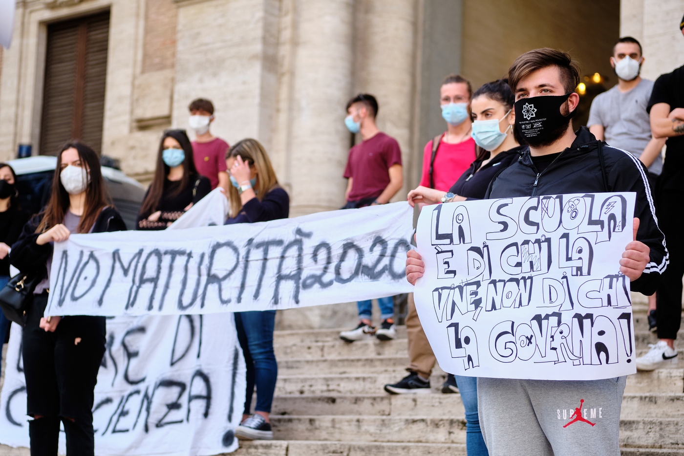 Foto Mauro Scrobogna /LaPresse
05-06-2020 Roma , Italia
Cronaca
Coronavirus, protesta maturandi
Nella foto: Ministero Istruzione, momento della protesta organizzata nelle città italiane degli studenti che dovranno sostenere gli esami di maturità

Photo Mauro Scrobogna /LaPresse
June 05, 2020  Rome, Italy
News
Coronavirus outbreak:  
In the picture: ministry of education, moment of protest organized in Italian cities by students who should take the final exam of secondary school