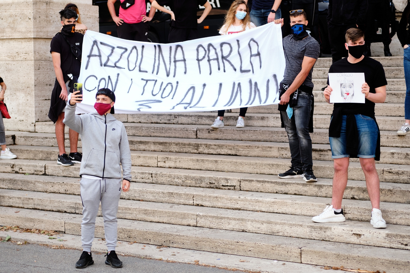 Foto Mauro Scrobogna /LaPresse
05-06-2020 Roma , Italia
Cronaca
Coronavirus, protesta maturandi
Nella foto: Ministero Istruzione, momento della protesta organizzata nelle città italiane degli studenti che dovranno sostenere gli esami di maturità

Photo Mauro Scrobogna /LaPresse
June 05, 2020  Rome, Italy
News
Coronavirus outbreak:  
In the picture: ministry of education, moment of protest organized in Italian cities by students who should take the final exam of secondary school