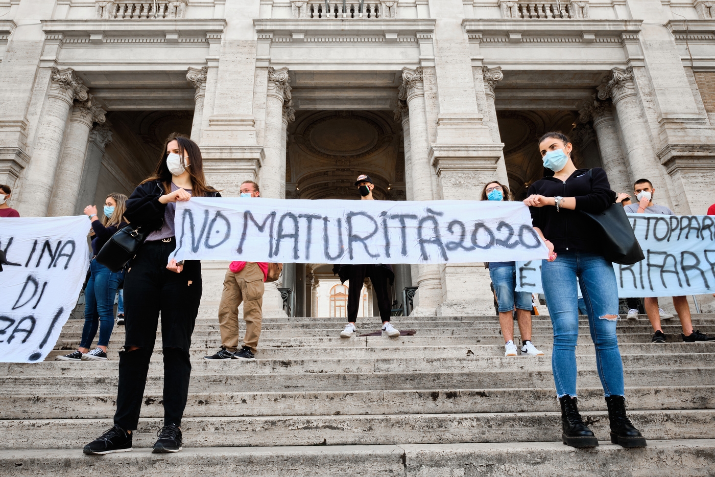 Foto Mauro Scrobogna /LaPresse
05-06-2020 Roma , Italia
Cronaca
Coronavirus, protesta maturandi
Nella foto: Ministero Istruzione, momento della protesta organizzata nelle città italiane degli studenti che dovranno sostenere gli esami di maturità

Photo Mauro Scrobogna /LaPresse
June 05, 2020  Rome, Italy
News
Coronavirus outbreak:  
In the picture: ministry of education, moment of protest organized in Italian cities by students who should take the final exam of secondary school