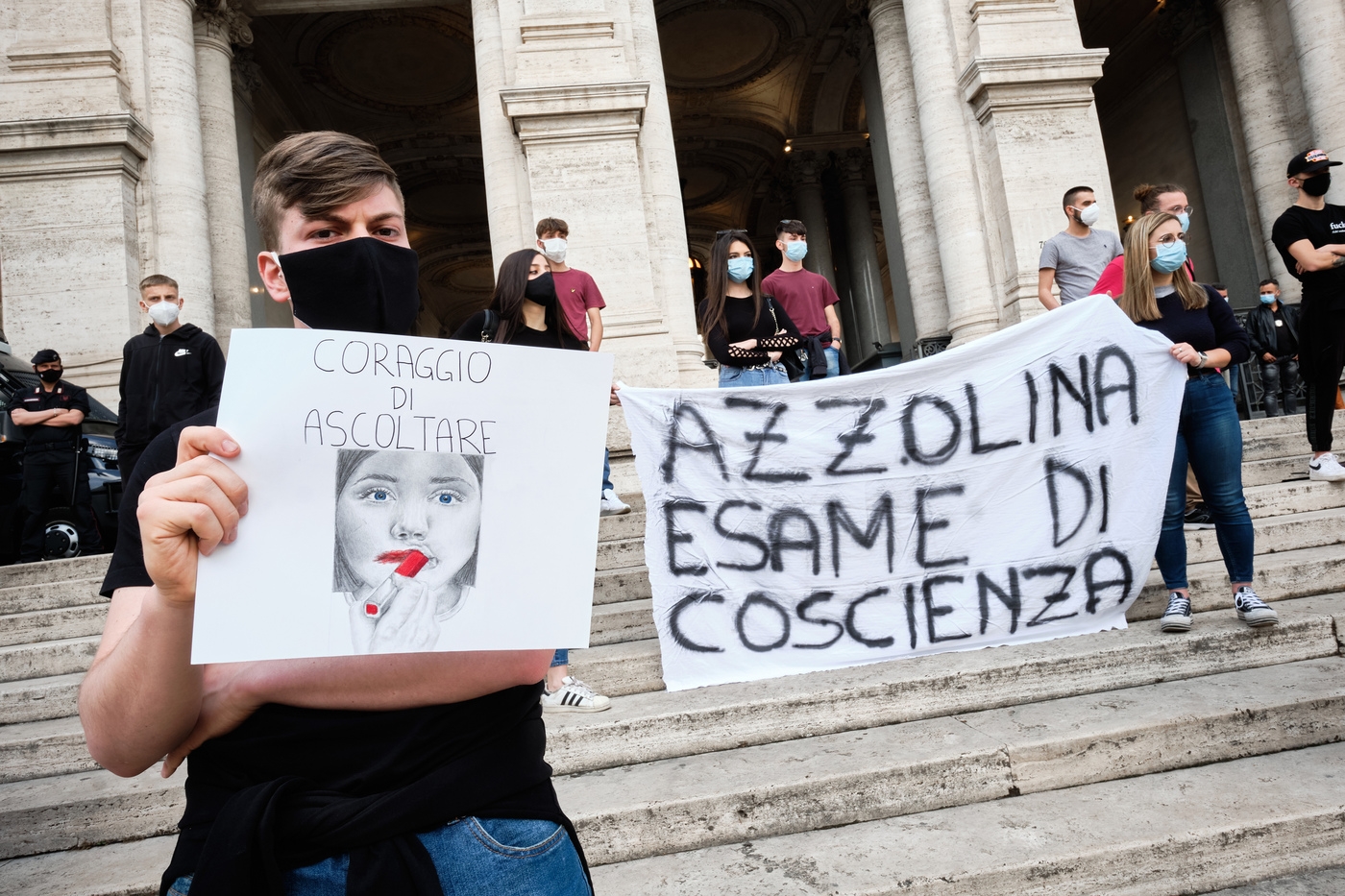 Foto Mauro Scrobogna /LaPresse
05-06-2020 Roma , Italia
Cronaca
Coronavirus, protesta maturandi
Nella foto: Ministero Istruzione, momento della protesta organizzata nelle città italiane degli studenti che dovranno sostenere gli esami di maturità

Photo Mauro Scrobogna /LaPresse
June 05, 2020  Rome, Italy
News
Coronavirus outbreak:  
In the picture: ministry of education, moment of protest organized in Italian cities by students who should take the final exam of secondary school