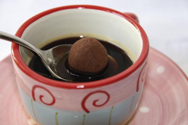 Caffè con tartufini al cacao