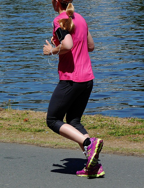 Una ragazza che fa jogging