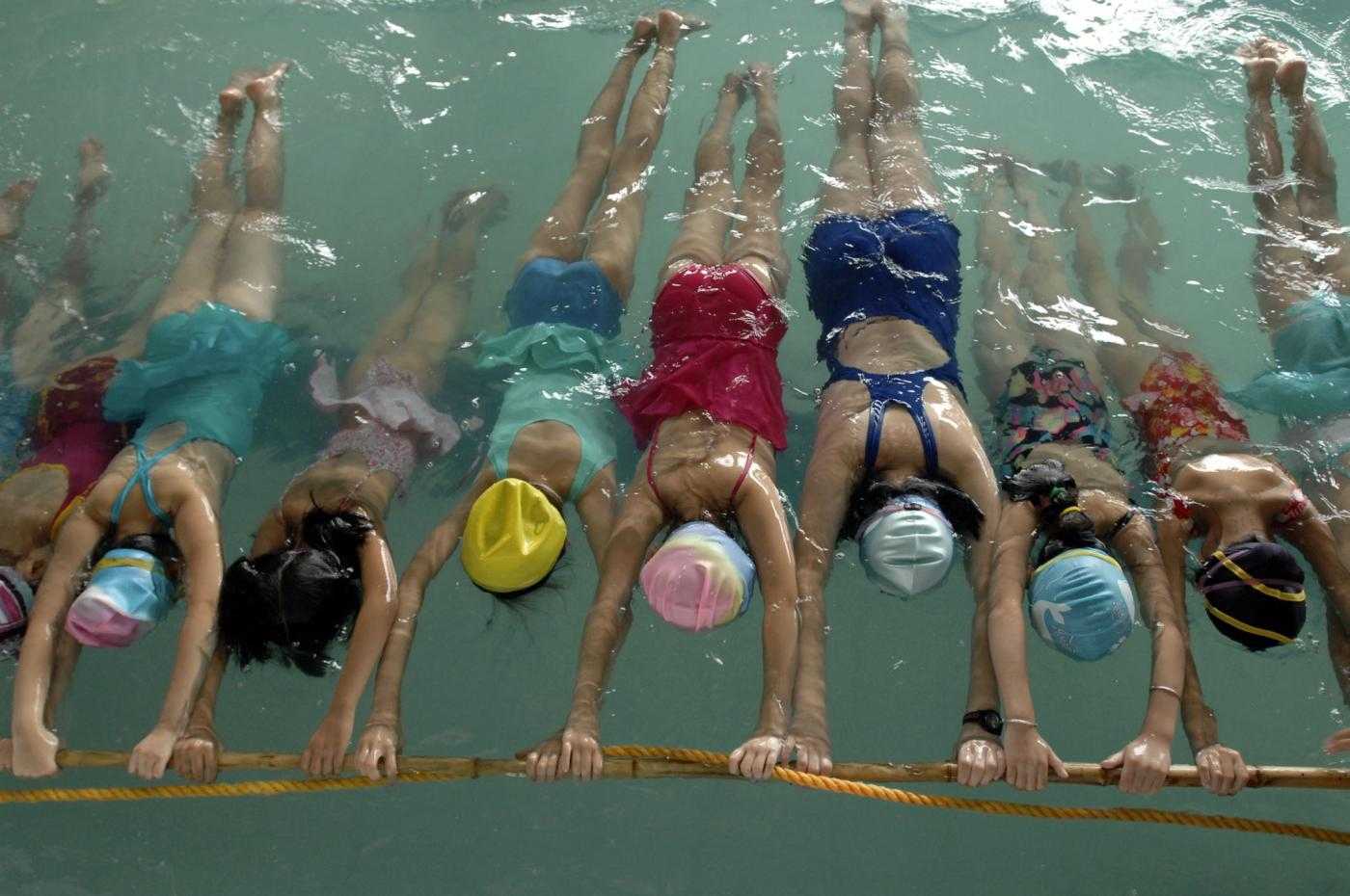 Bambini a scuola di nuoto